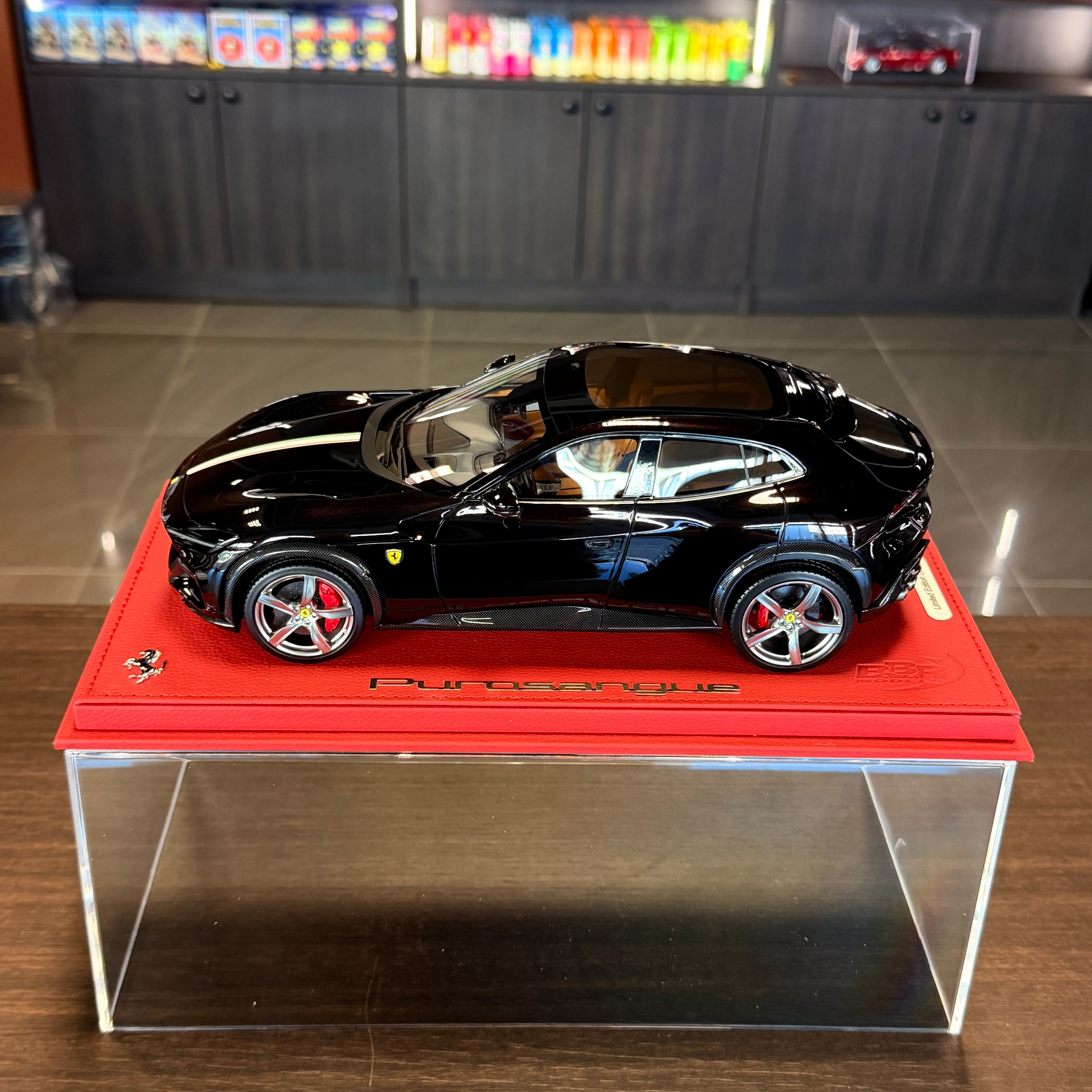 Ferrari Purosangue Nero Purosangue s talianskou vlajkou, mierka 1:18 s vitrínkou od BBR