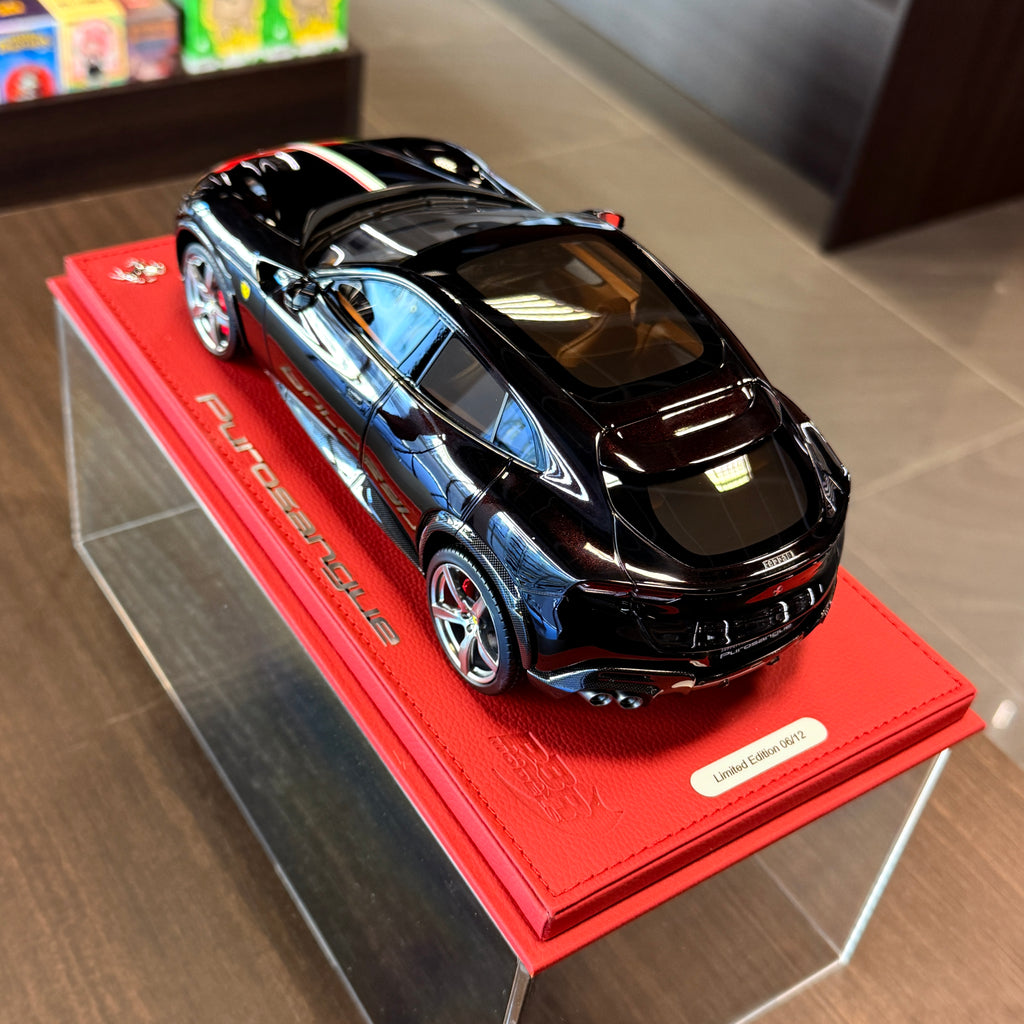 Ferrari Purosangue Nero Purosangue s talianskou vlajkou, mierka 1:18 s vitrínkou od BBR