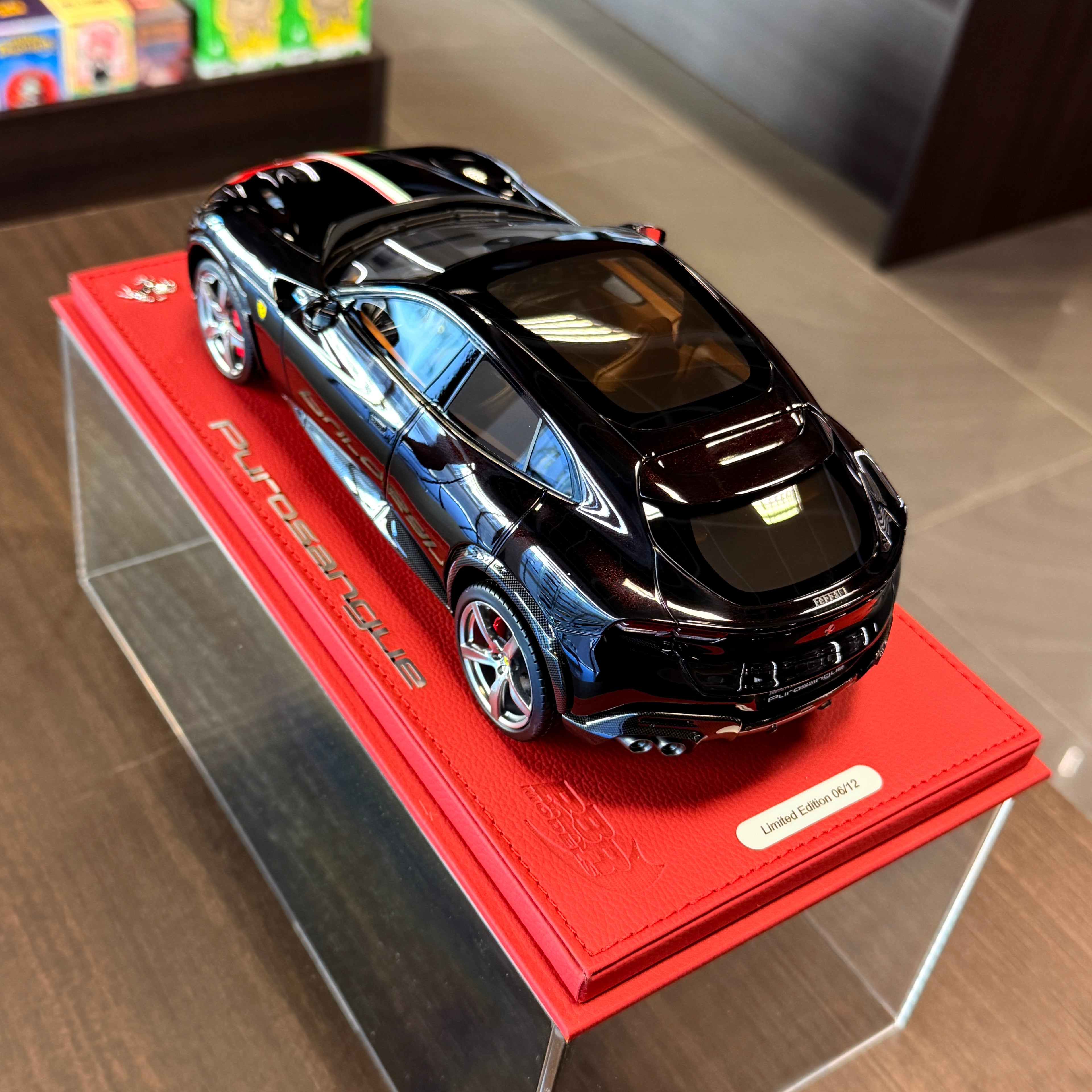 Ferrari Purosangue Nero Purosangue s talianskou vlajkou, mierka 1:18 s vitrínkou od BBR