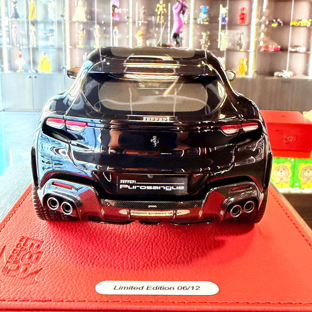 Ferrari Purosangue Nero Purosangue s talianskou vlajkou, mierka 1:18 s vitrínkou od BBR