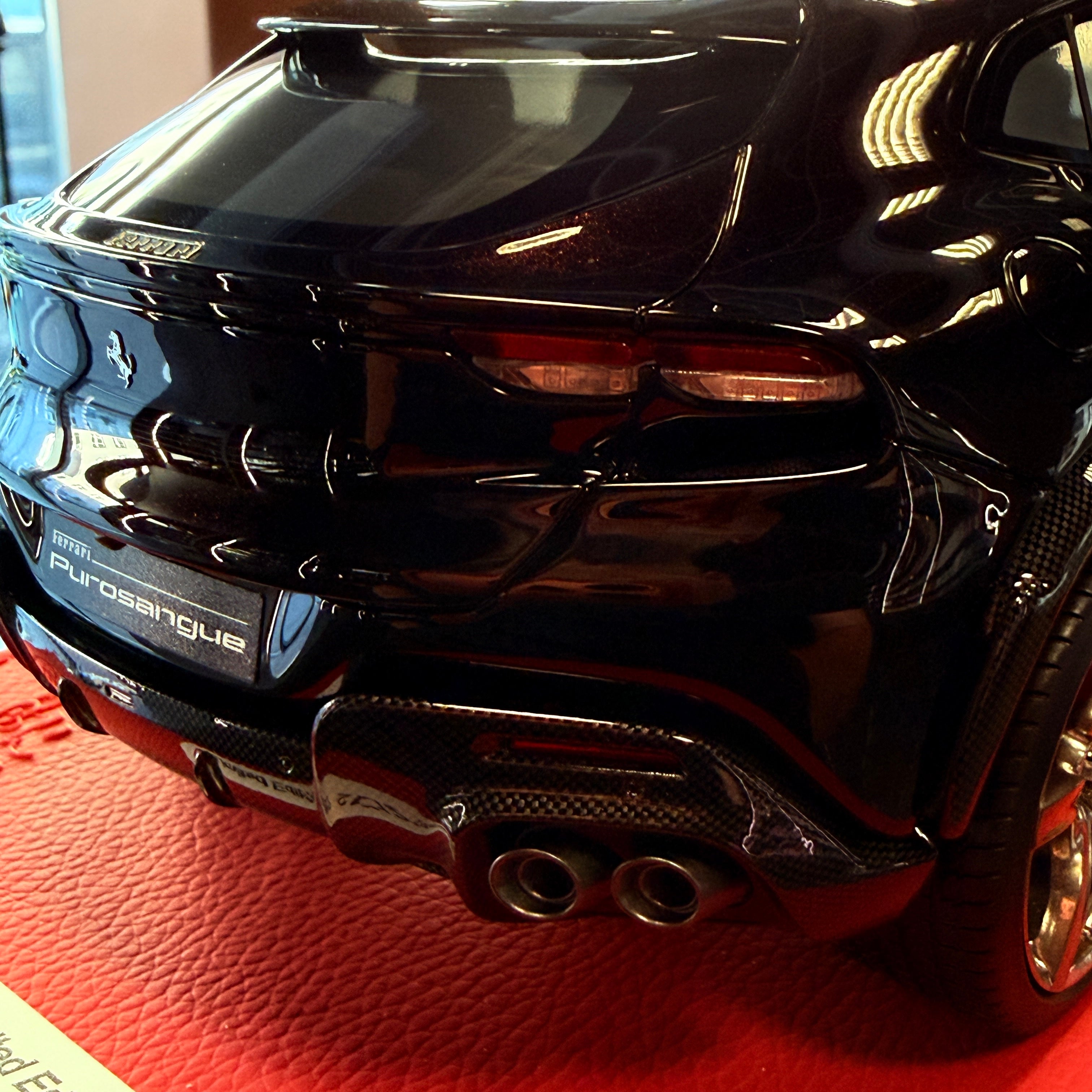 Ferrari Purosangue Nero Purosangue s talianskou vlajkou, mierka 1:18 s vitrínkou od BBR