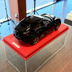 Ferrari Purosangue Nero Purosangue s talianskou vlajkou, mierka 1:18 s vitrínkou od BBR