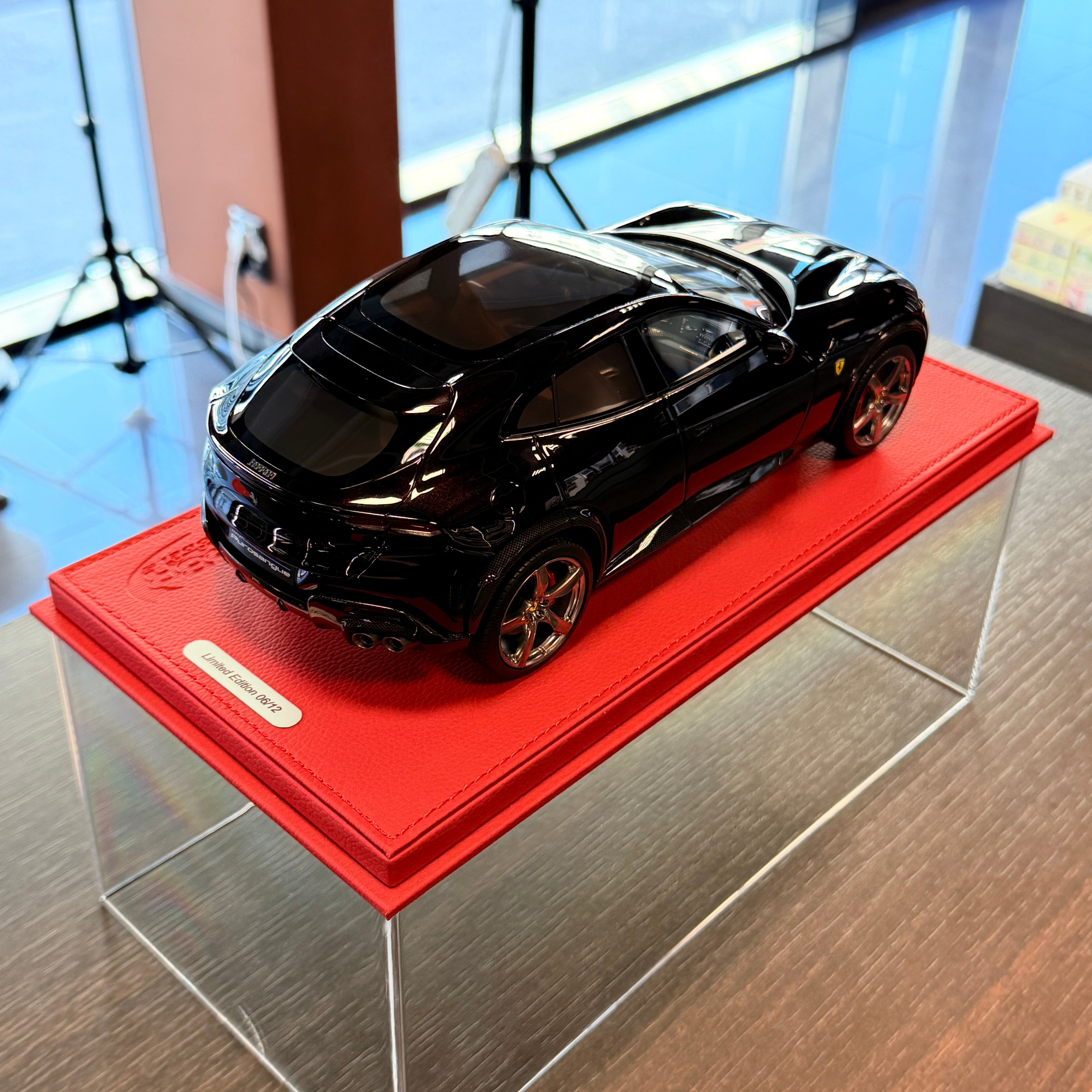 Ferrari Purosangue Nero Purosangue s talianskou vlajkou, mierka 1:18 s vitrínkou od BBR