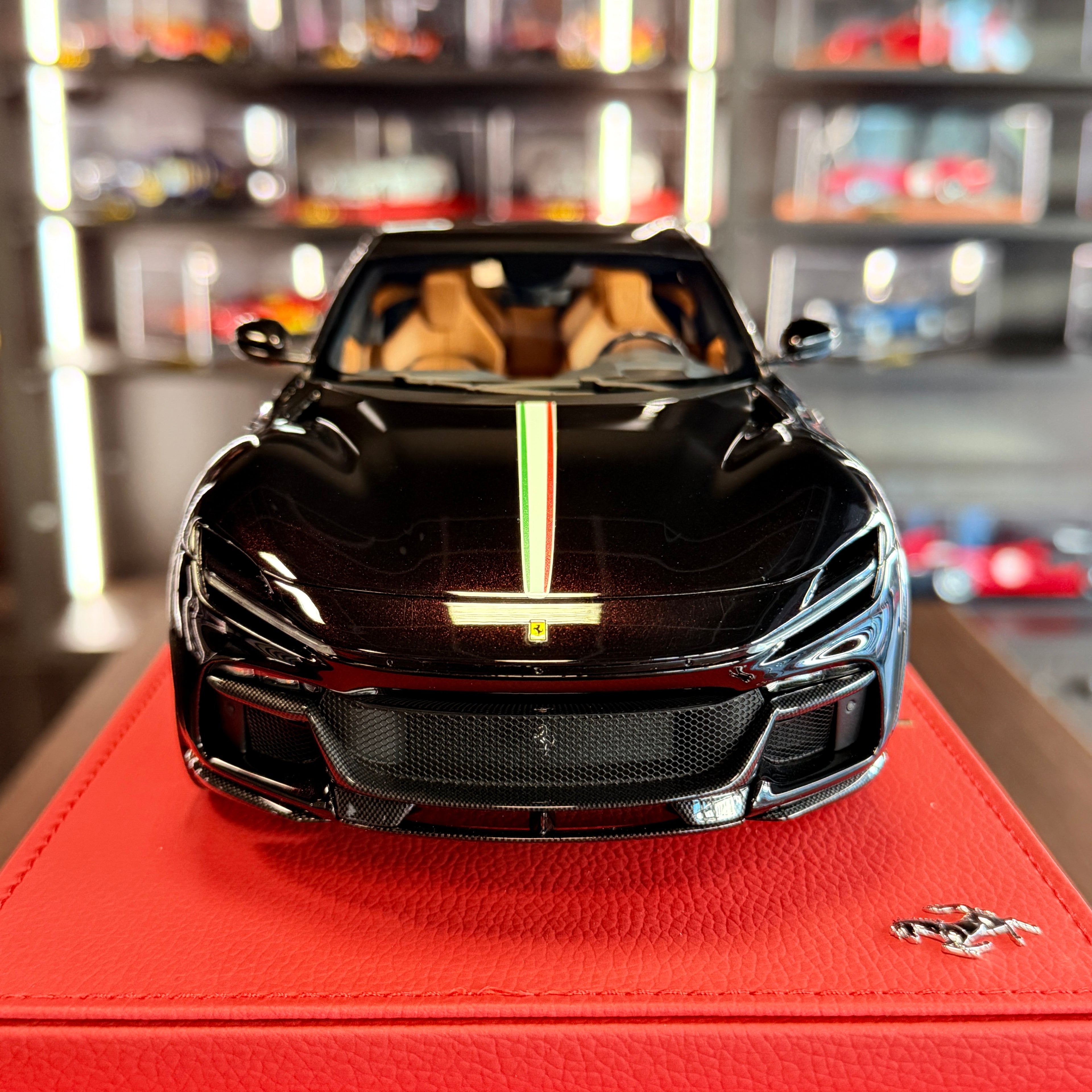 Ferrari Purosangue Nero Purosangue s talianskou vlajkou, mierka 1:18 s vitrínkou od BBR