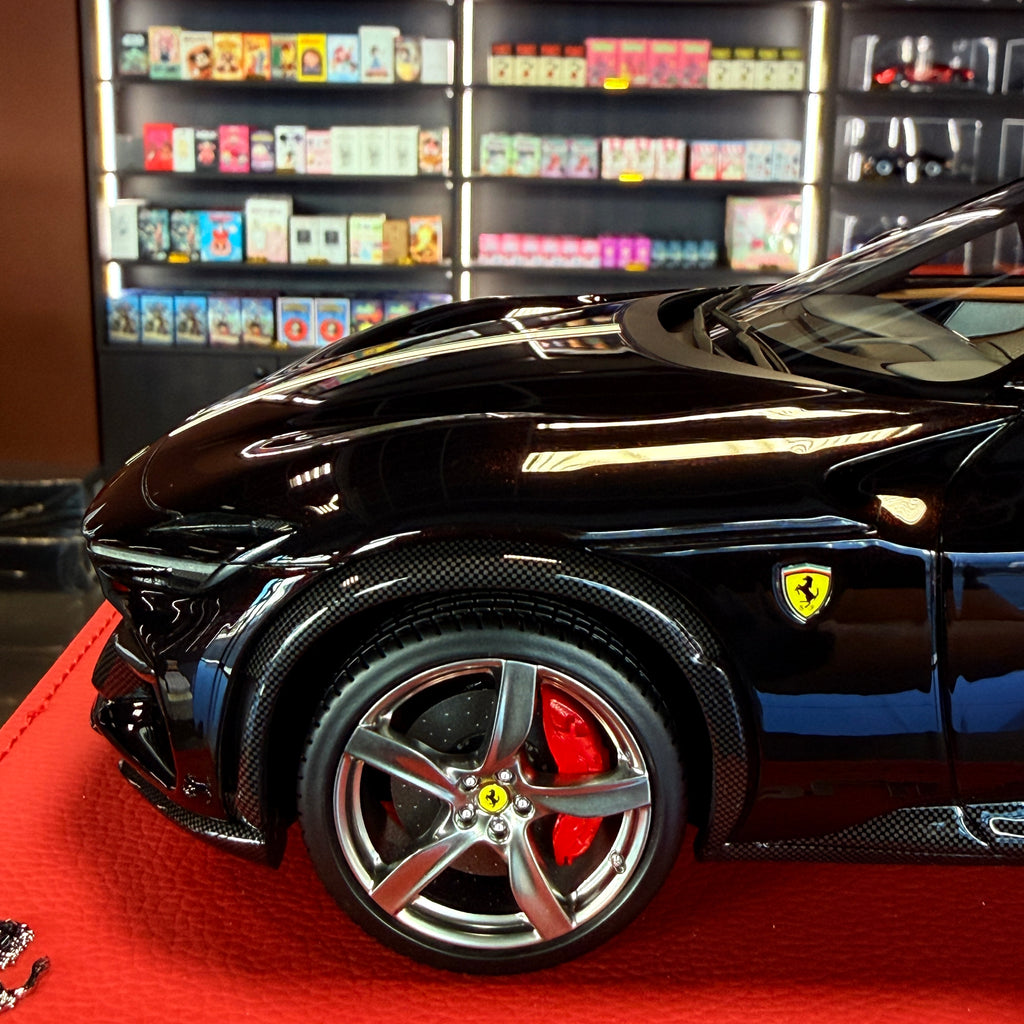 Ferrari Purosangue Nero Purosangue s talianskou vlajkou, mierka 1:18 s vitrínkou od BBR