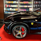 Ferrari Purosangue Nero Purosangue s talianskou vlajkou, mierka 1:18 s vitrínkou od BBR