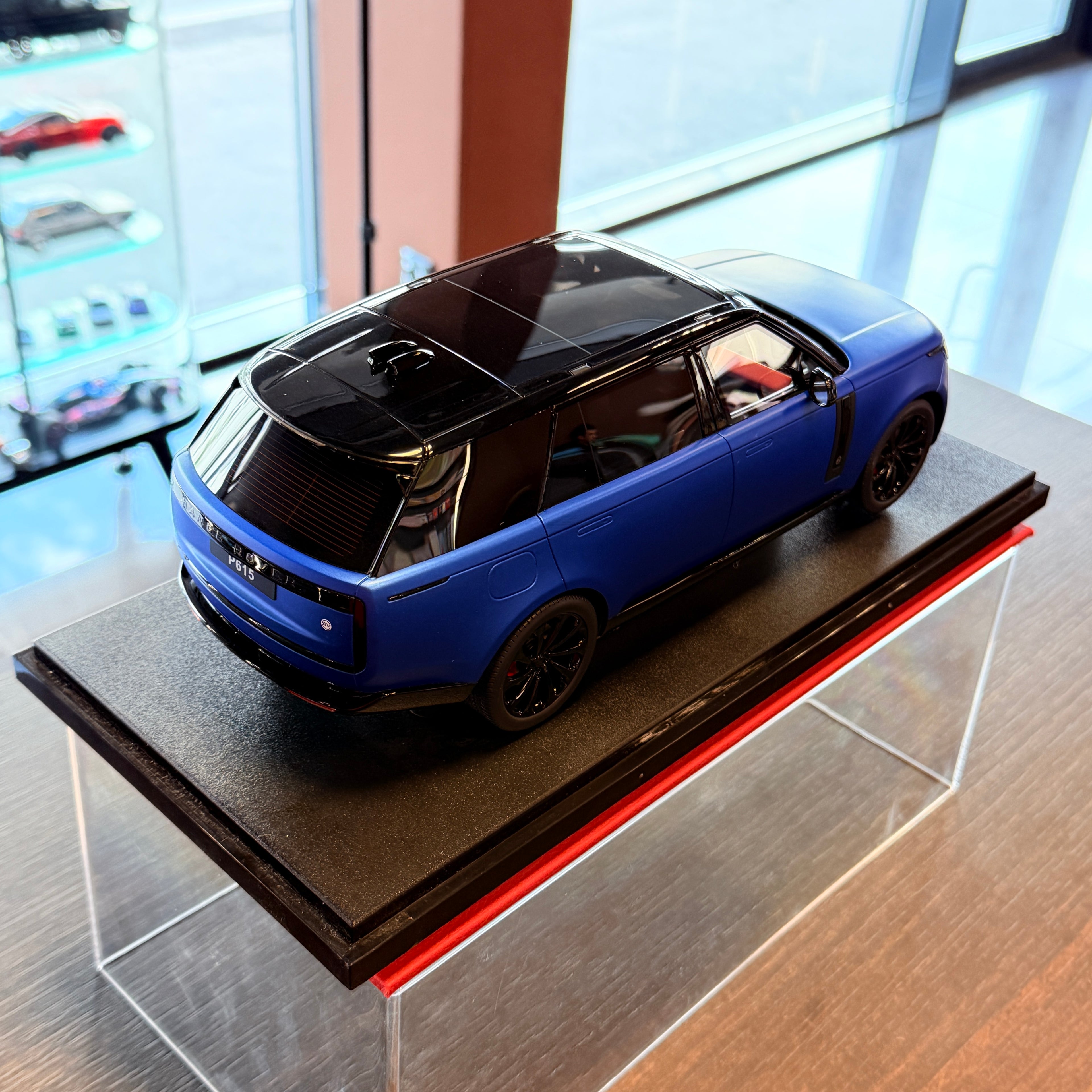 Range Rover P615 – 1:18 mastelio modelinis automobilis, pagamintas „GT Spirit“