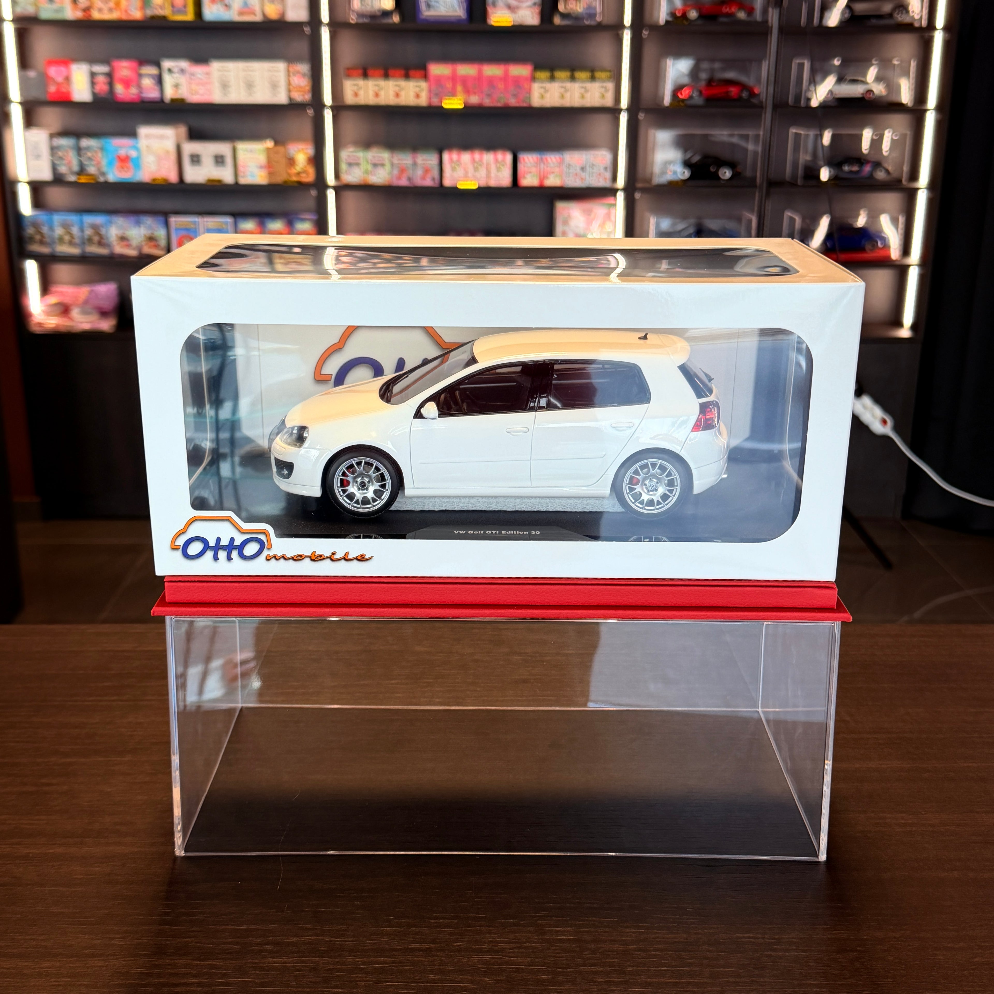 Μοντέλο αυτοκινήτου Volkswagen Golf V GTI Edition 30 σε κλίμακα 1:18 από την OttOmobile