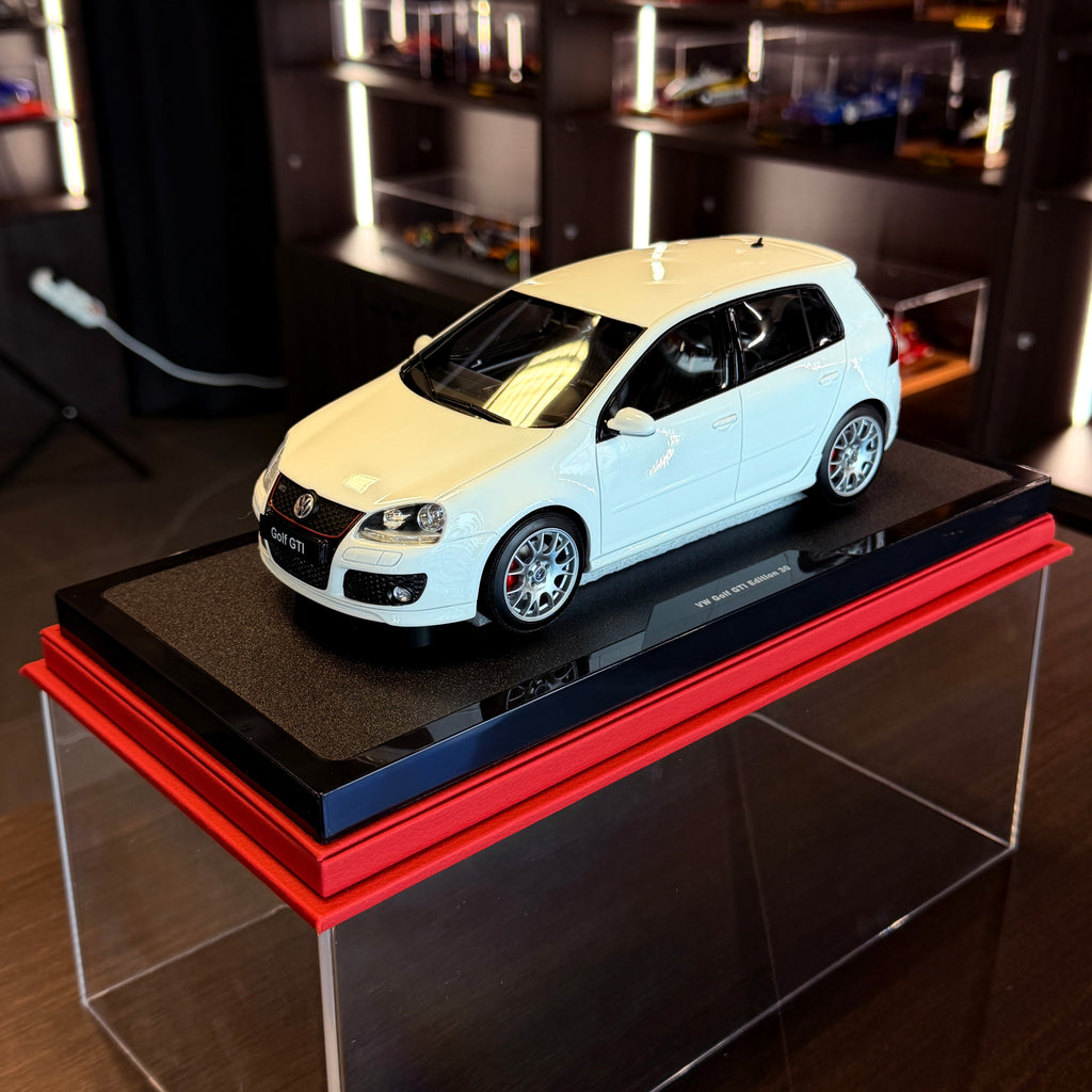Μοντέλο αυτοκινήτου Volkswagen Golf V GTI Edition 30 σε κλίμακα 1:18 από την OttOmobile