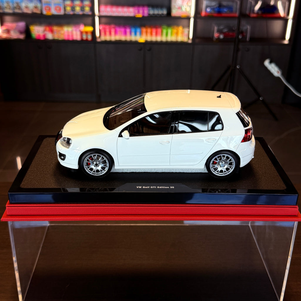 Μοντέλο αυτοκινήτου Volkswagen Golf V GTI Edition 30 σε κλίμακα 1:18 από την OttOmobile