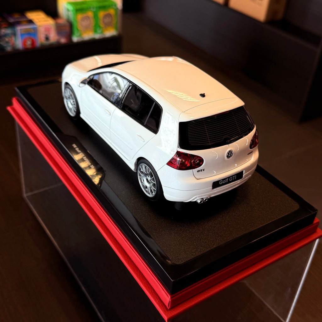 Μοντέλο αυτοκινήτου Volkswagen Golf V GTI Edition 30 σε κλίμακα 1:18 από την OttOmobile