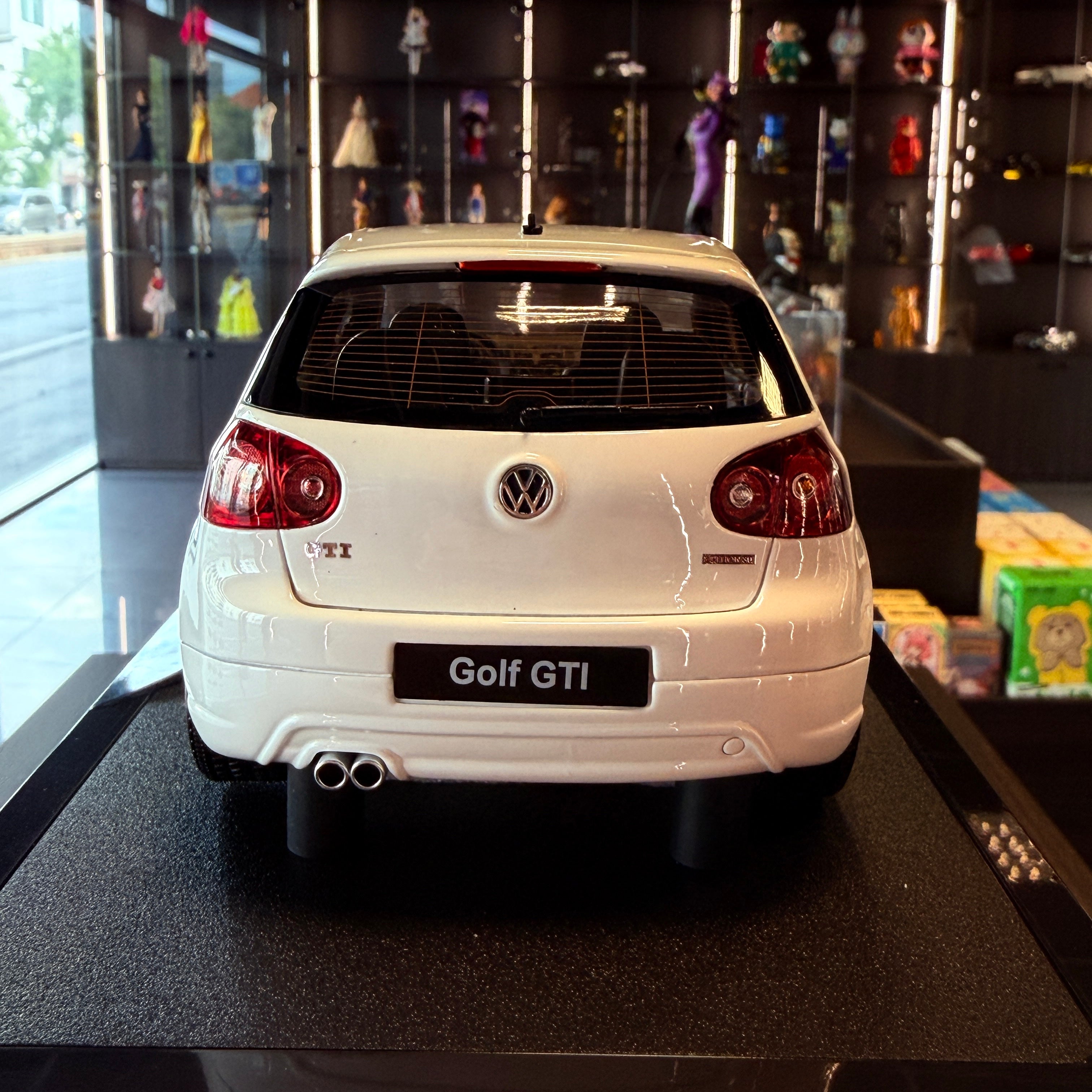 Μοντέλο αυτοκινήτου Volkswagen Golf V GTI Edition 30 σε κλίμακα 1:18 από την OttOmobile
