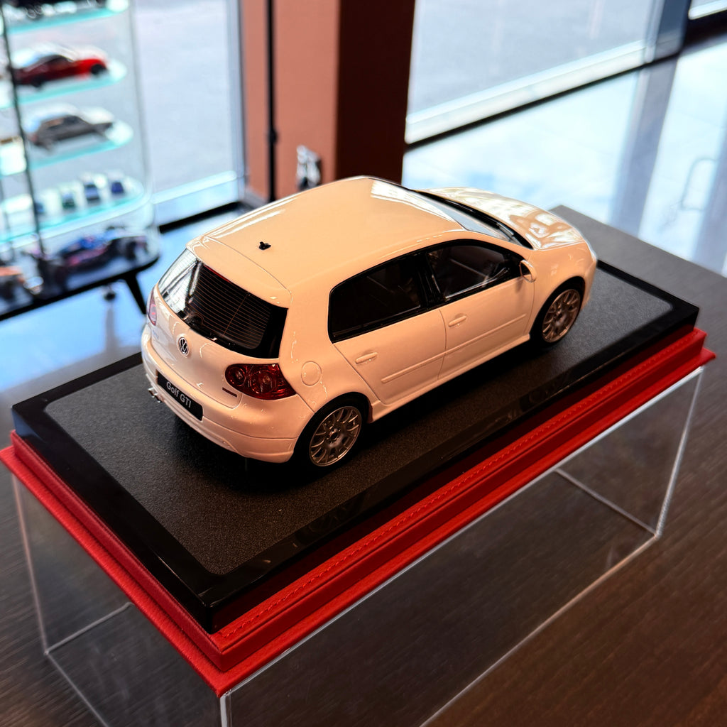 Μοντέλο αυτοκινήτου Volkswagen Golf V GTI Edition 30 σε κλίμακα 1:18 από την OttOmobile