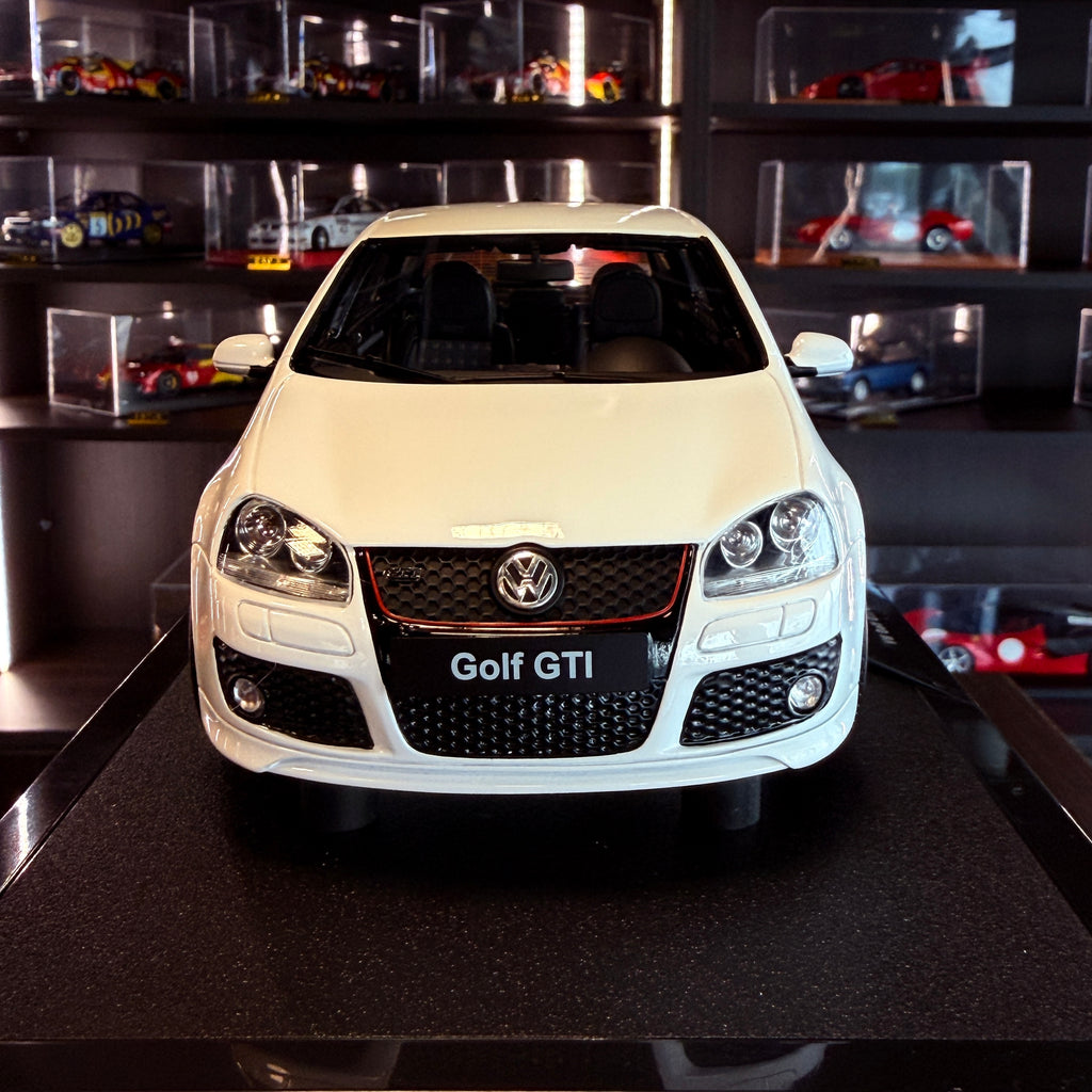 Μοντέλο αυτοκινήτου Volkswagen Golf V GTI Edition 30 σε κλίμακα 1:18 από την OttOmobile