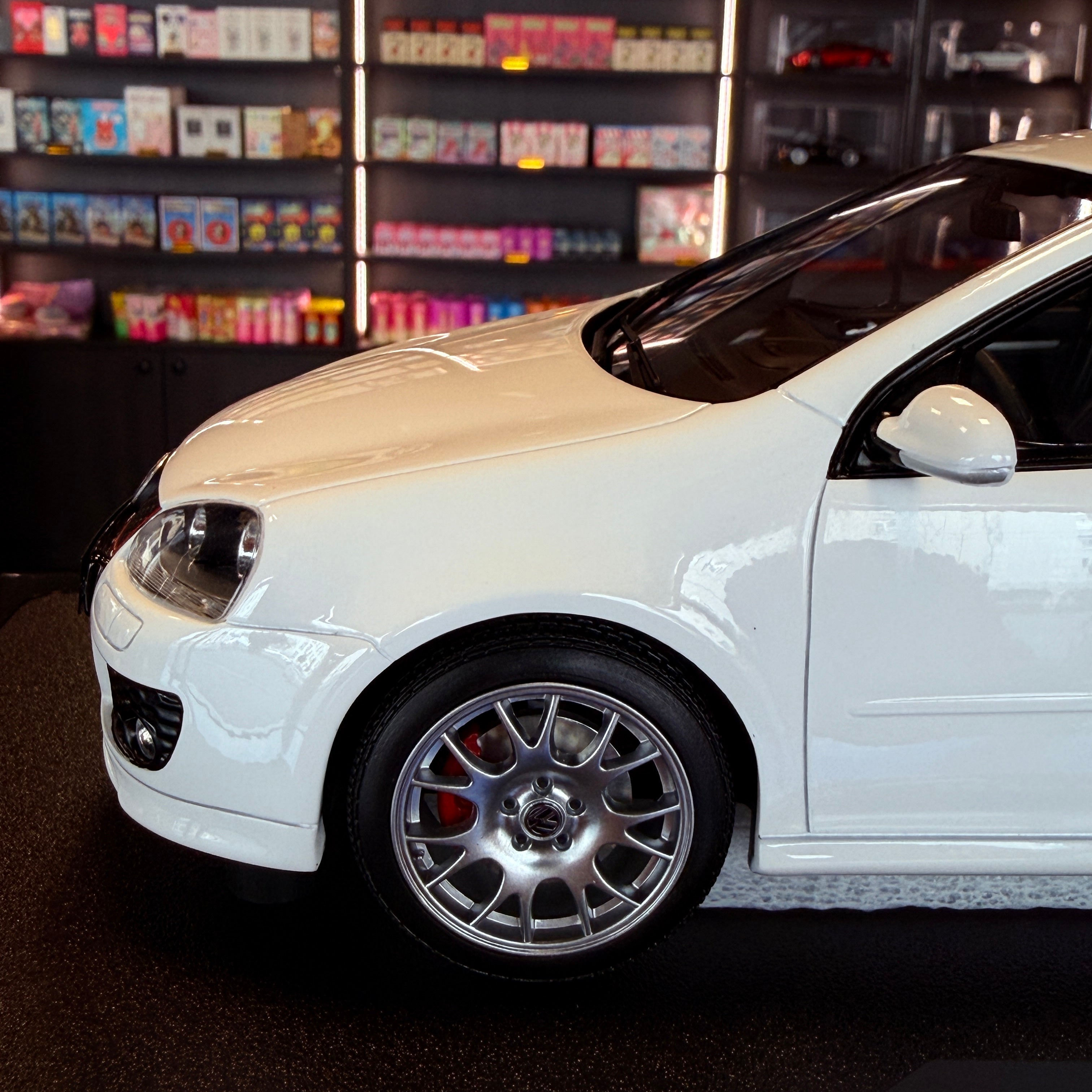 Μοντέλο αυτοκινήτου Volkswagen Golf V GTI Edition 30 σε κλίμακα 1:18 από την OttOmobile