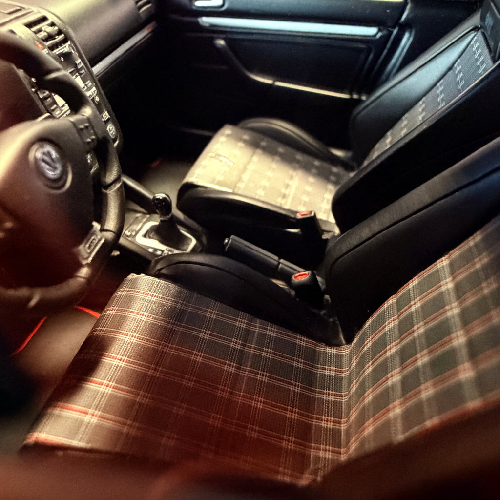 Μοντέλο αυτοκινήτου Volkswagen Golf V GTI Edition 30 σε κλίμακα 1:18 από την OttOmobile