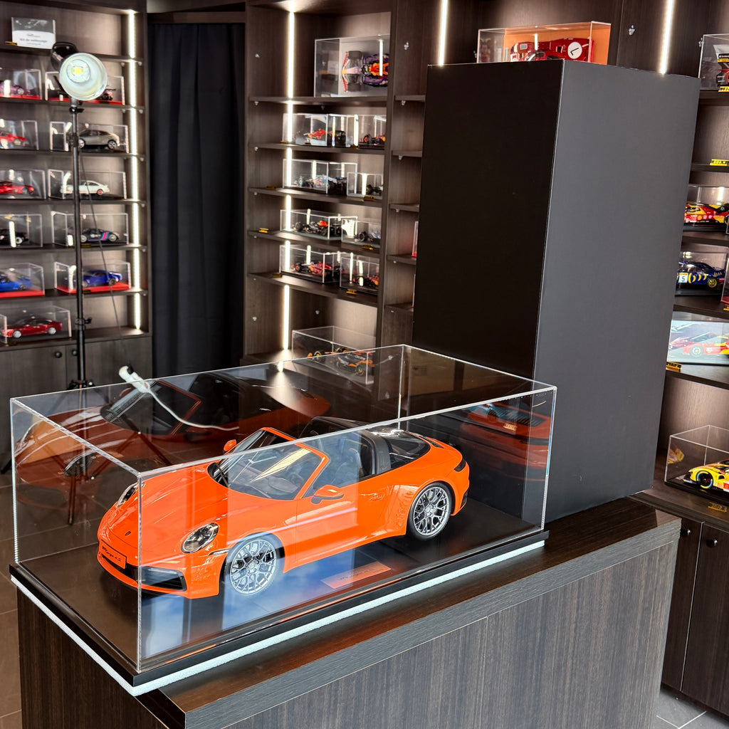 Porsche 911 (992.1) Targa 4S pastelově oranžový 2021 – model automobilu v měřítku 1:8 od GT Spirit