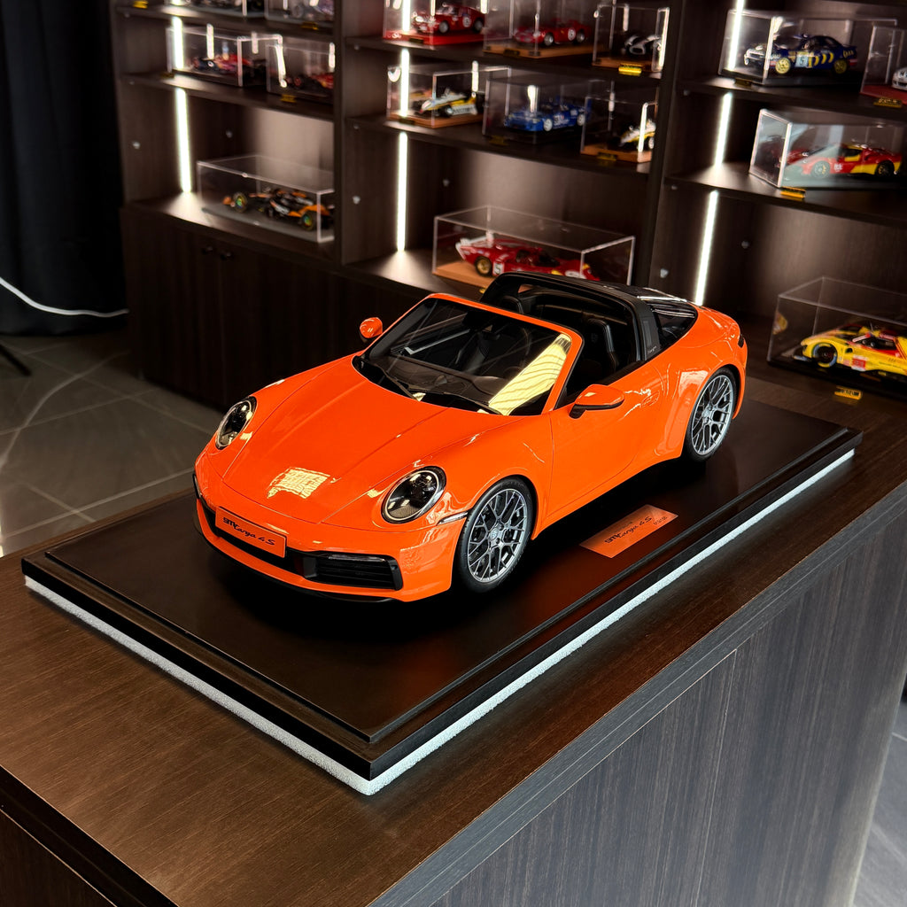 Porsche 911 (992.1) Targa 4S pastelově oranžový 2021 – model automobilu v měřítku 1:8 od GT Spirit