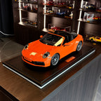 Porsche 911 (992.1) Targa 4S pastelově oranžový 2021 – model automobilu v měřítku 1:8 od GT Spirit