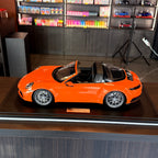 Porsche 911 (992.1) Targa 4S pastelově oranžový 2021 – model automobilu v měřítku 1:8 od GT Spirit
