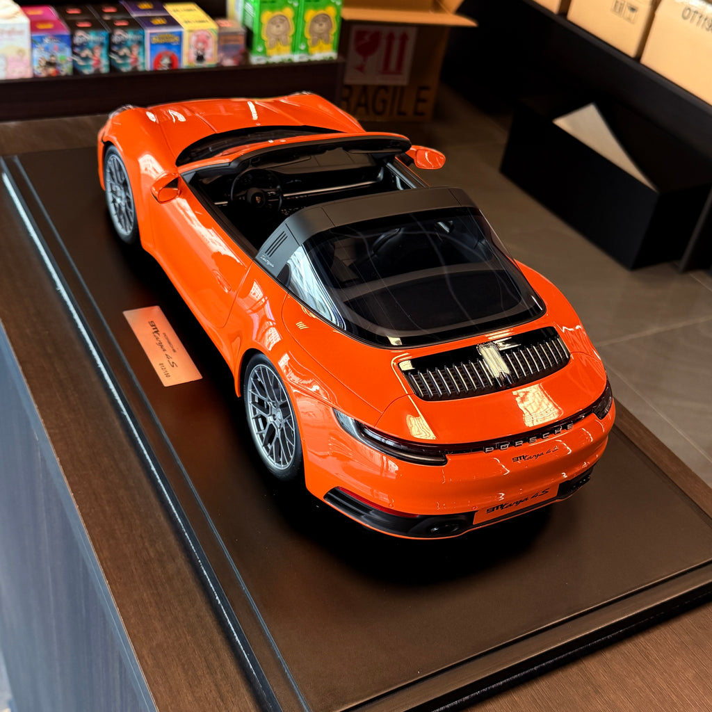Porsche 911 (992.1) Targa 4S pastelově oranžový 2021 – model automobilu v měřítku 1:8 od GT Spirit