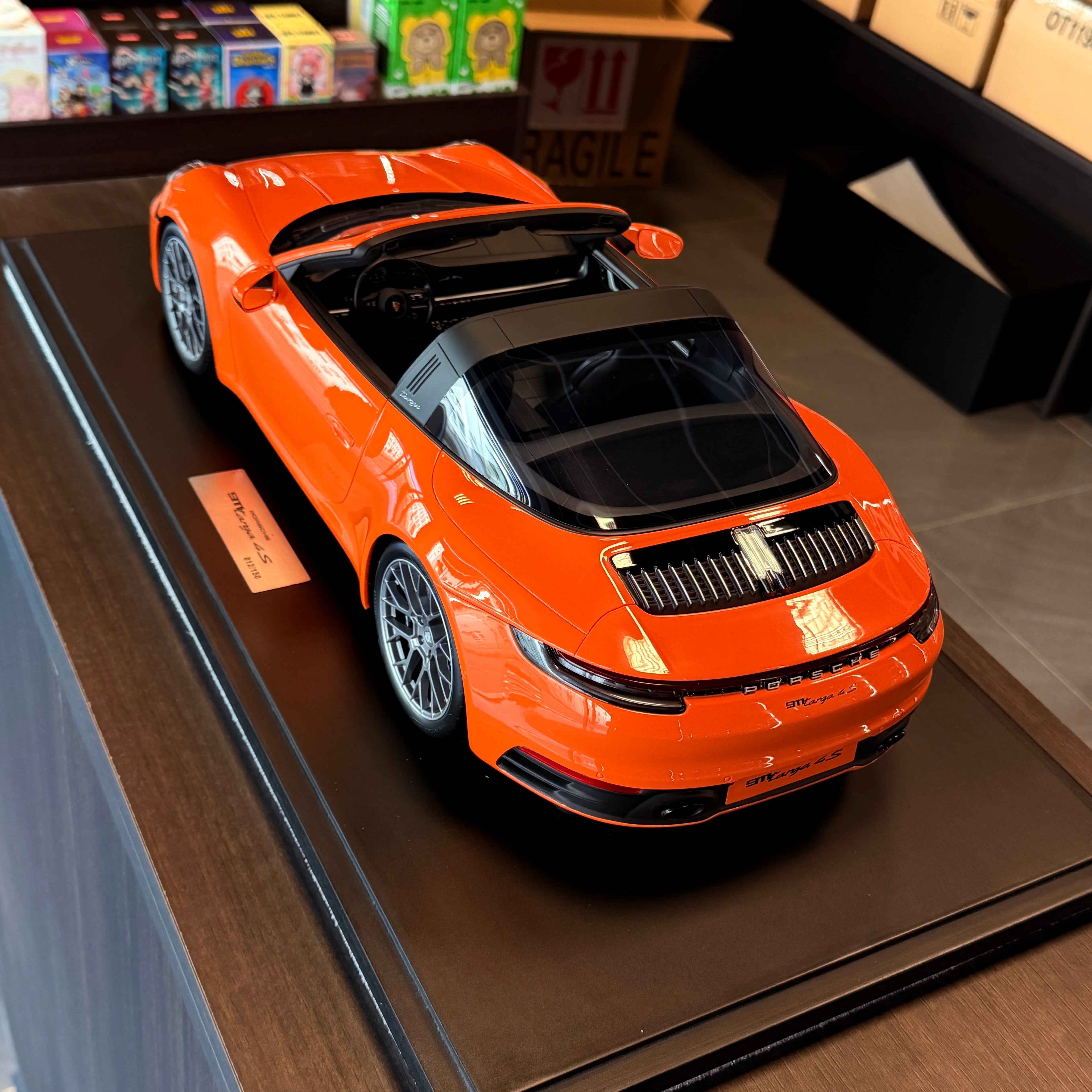 Porsche 911 (992.1) Targa 4S pastelově oranžový 2021 – model automobilu v měřítku 1:8 od GT Spirit