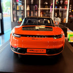 Porsche 911 (992.1) Targa 4S pastelově oranžový 2021 – model automobilu v měřítku 1:8 od GT Spirit