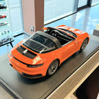 Porsche 911 (992.1) Targa 4S pastelově oranžový 2021 – model automobilu v měřítku 1:8 od GT Spirit