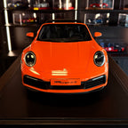 Porsche 911 (992.1) Targa 4S pastelově oranžový 2021 – model automobilu v měřítku 1:8 od GT Spirit