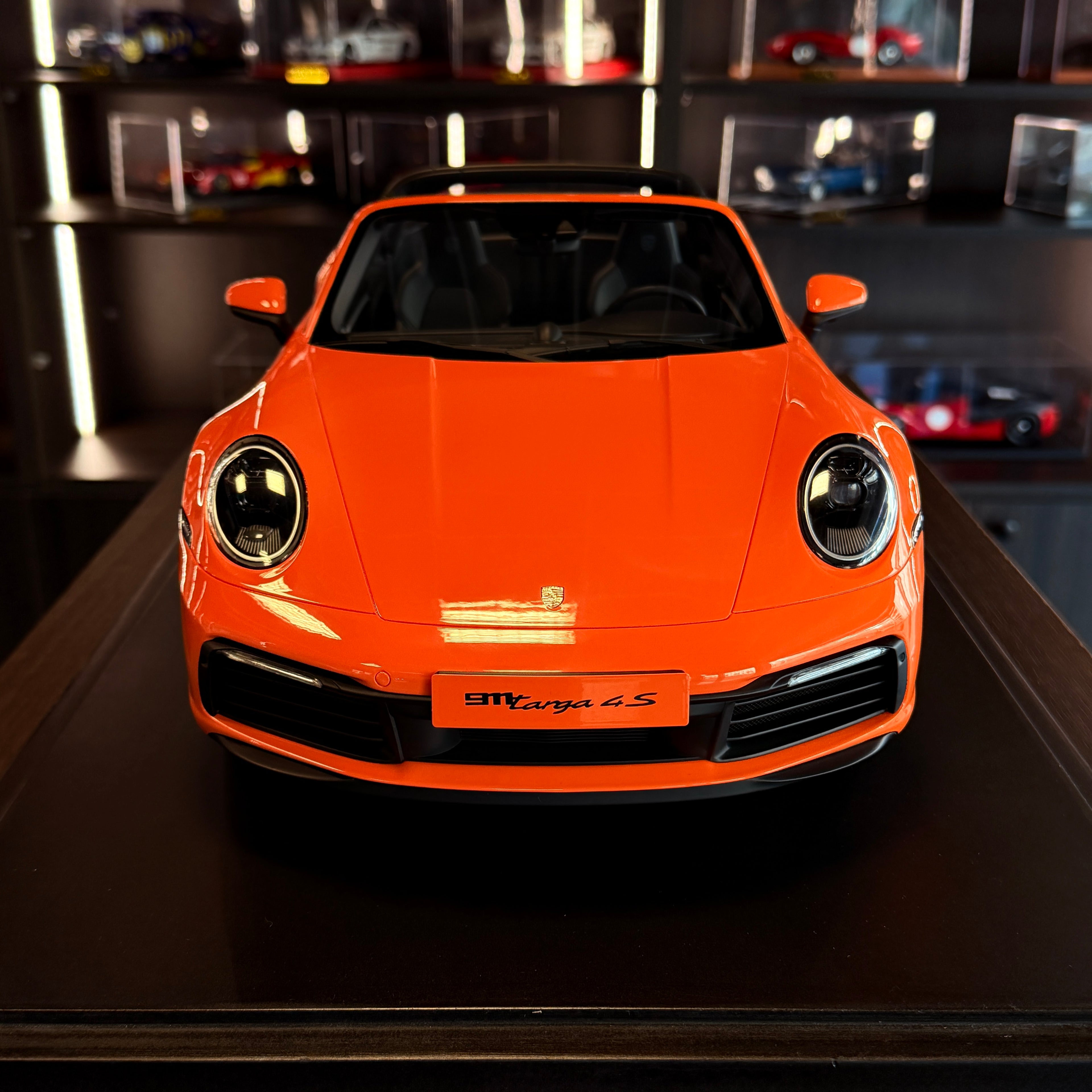 Porsche 911 (992.1) Targa 4S pastelově oranžový 2021 – model automobilu v měřítku 1:8 od GT Spirit