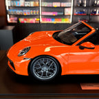 Porsche 911 (992.1) Targa 4S pastelově oranžový 2021 – model automobilu v měřítku 1:8 od GT Spirit