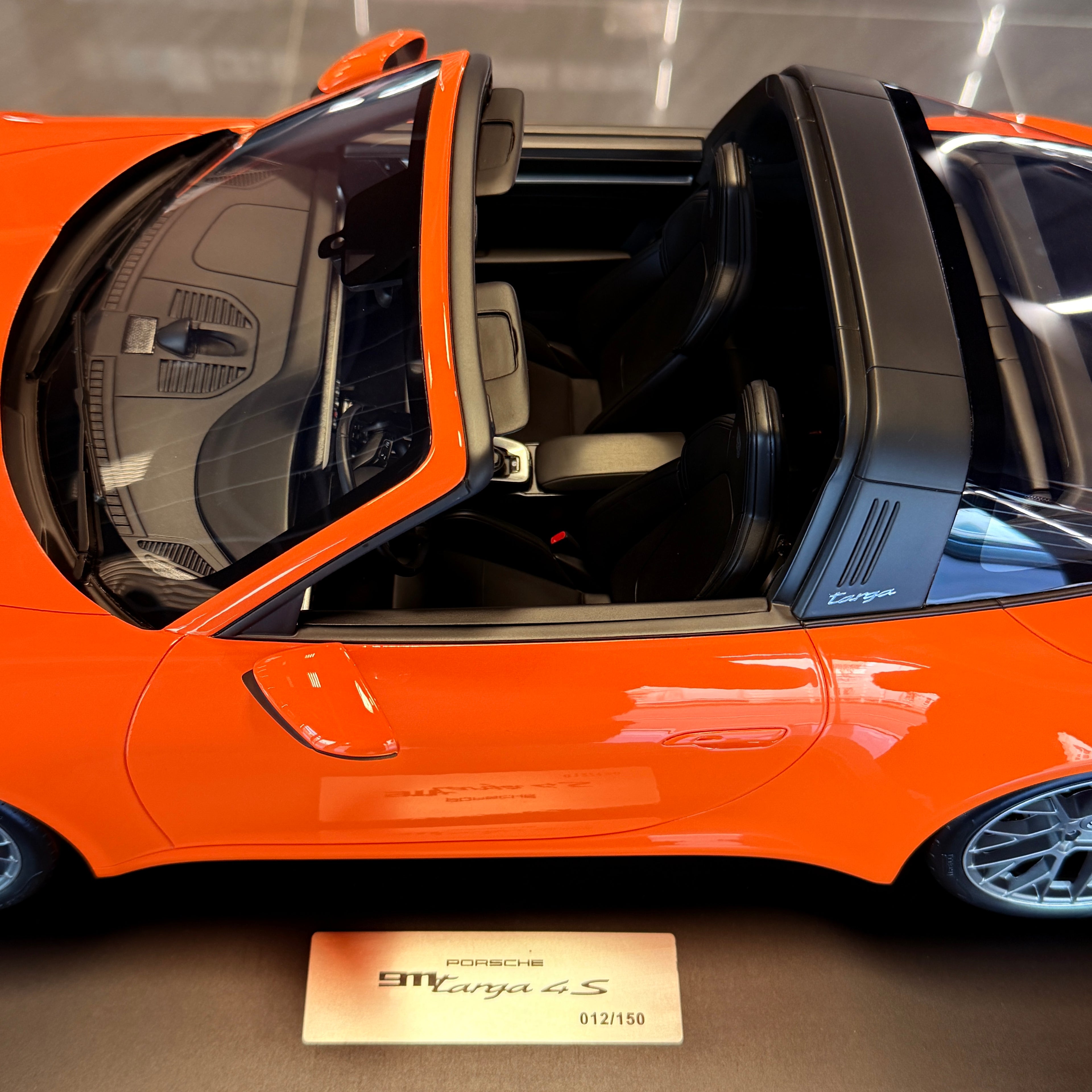 Porsche 911 (992.1) Targa 4S pastelově oranžový 2021 – model automobilu v měřítku 1:8 od GT Spirit