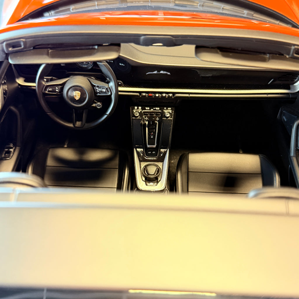 Porsche 911 (992.1) Targa 4S pastelově oranžový 2021 – model automobilu v měřítku 1:8 od GT Spirit