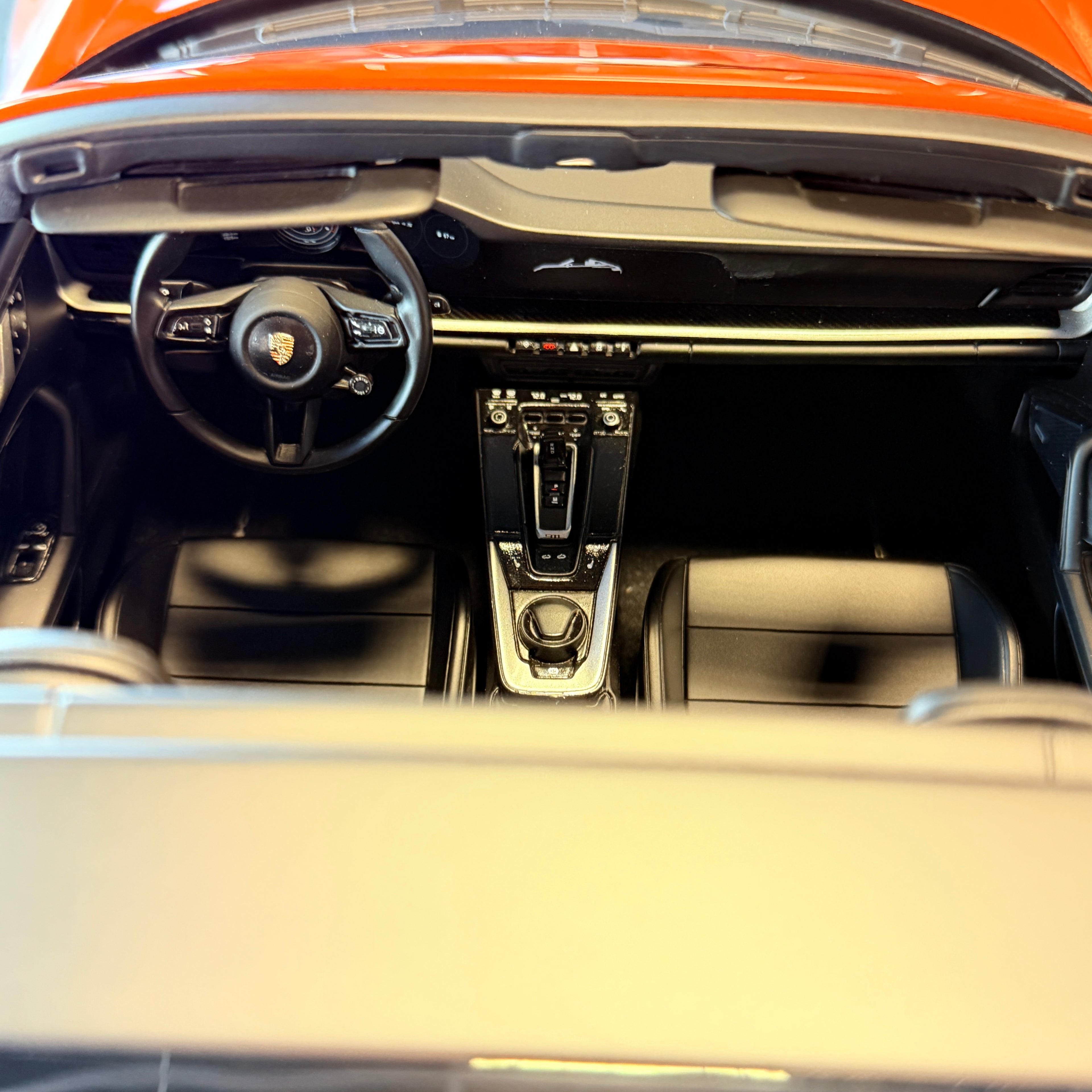 Porsche 911 (992.1) Targa 4S pastelově oranžový 2021 – model automobilu v měřítku 1:8 od GT Spirit