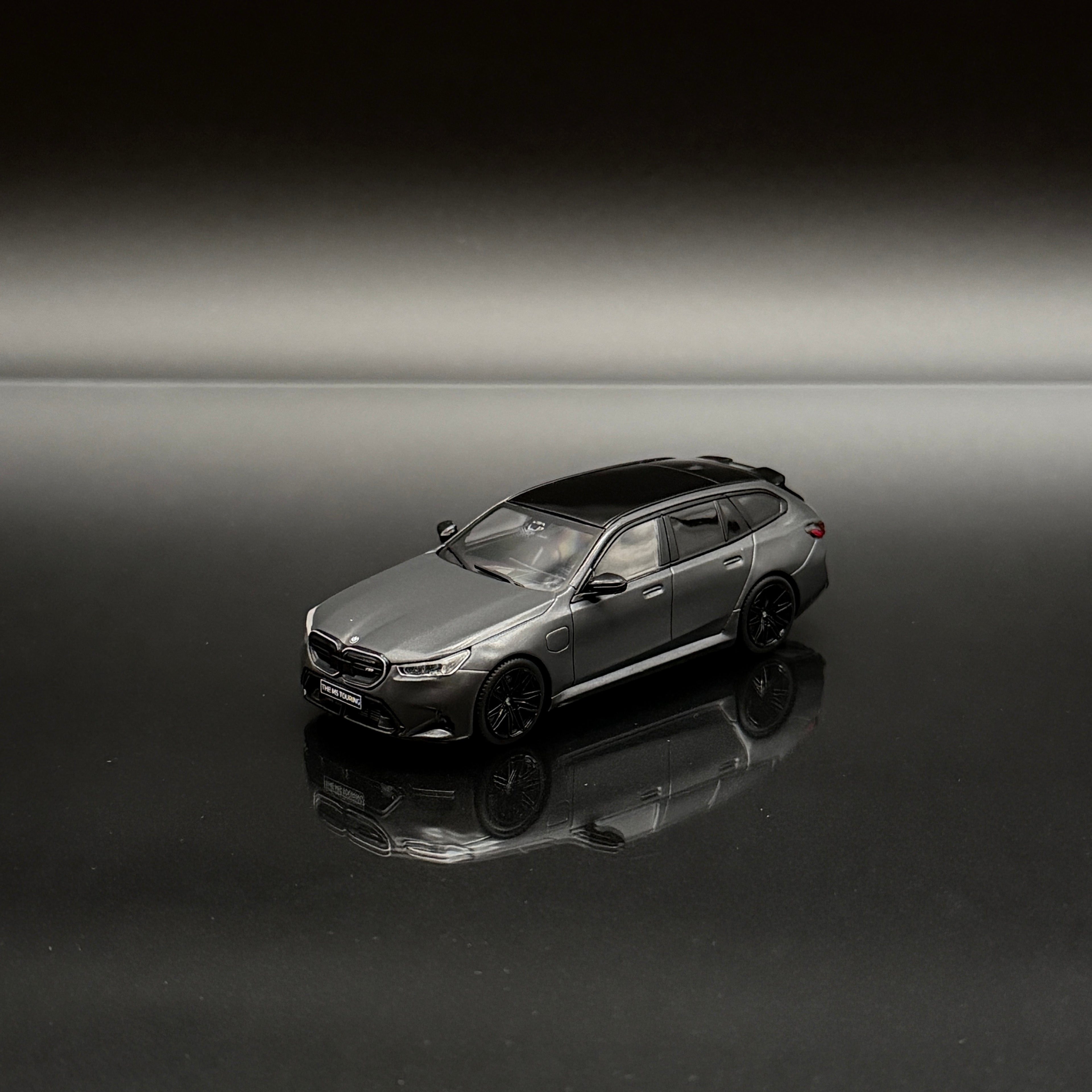 BMW M5 Touring (G99) 2024 – Frozen Deep Grey Maßstab 1:43 von Solido