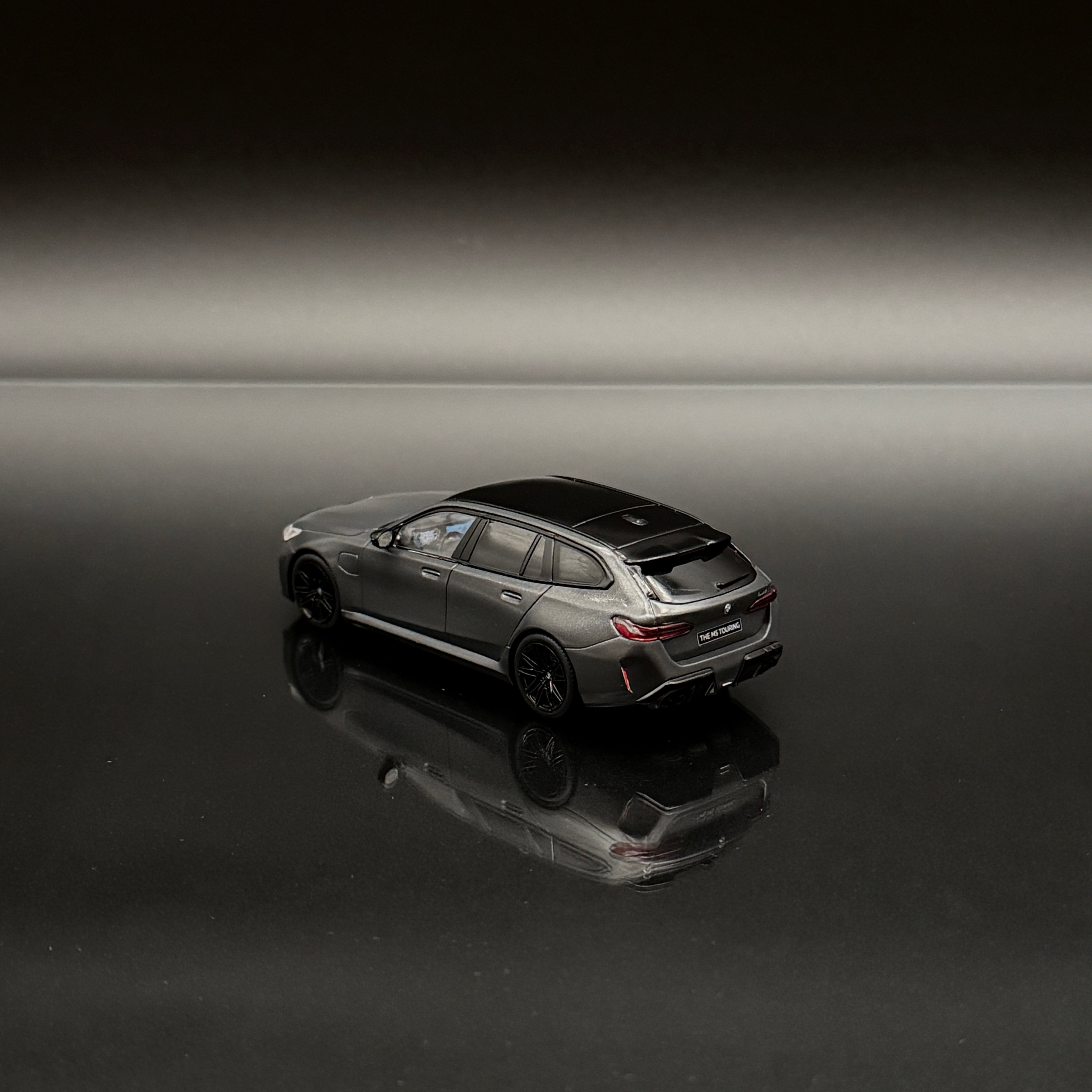 BMW M5 Touring (G99) 2024 – Frozen Deep Grey Maßstab 1:43 von Solido