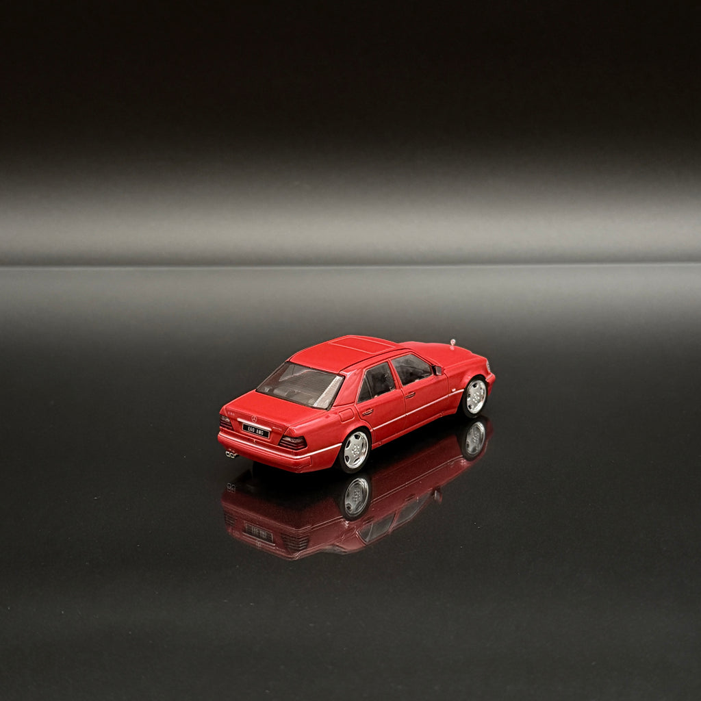 Mercedes-Benz E60 AMG (W124) 1994 – Signalrot Maßstab 1:43 von Solido