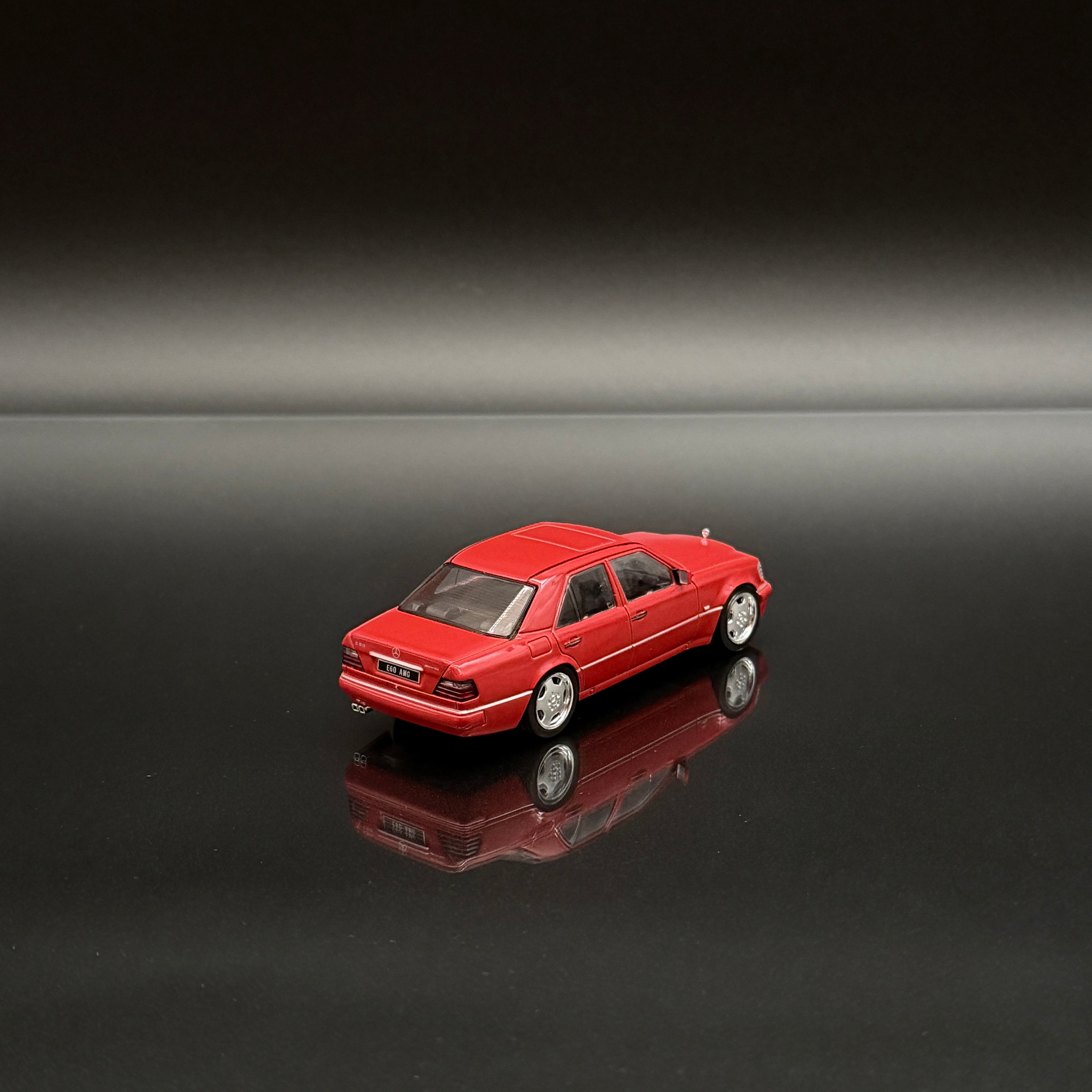 Mercedes-Benz E60 AMG (W124) 1994 – Signalrot Maßstab 1:43 von Solido