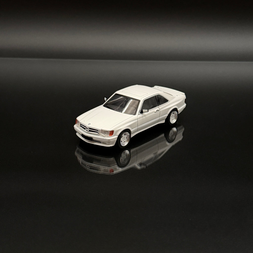 Mercedes-Benz 560 SEC AMG (C126) Widebody 1990 – Weiß 1:43 Maßstab von Solido