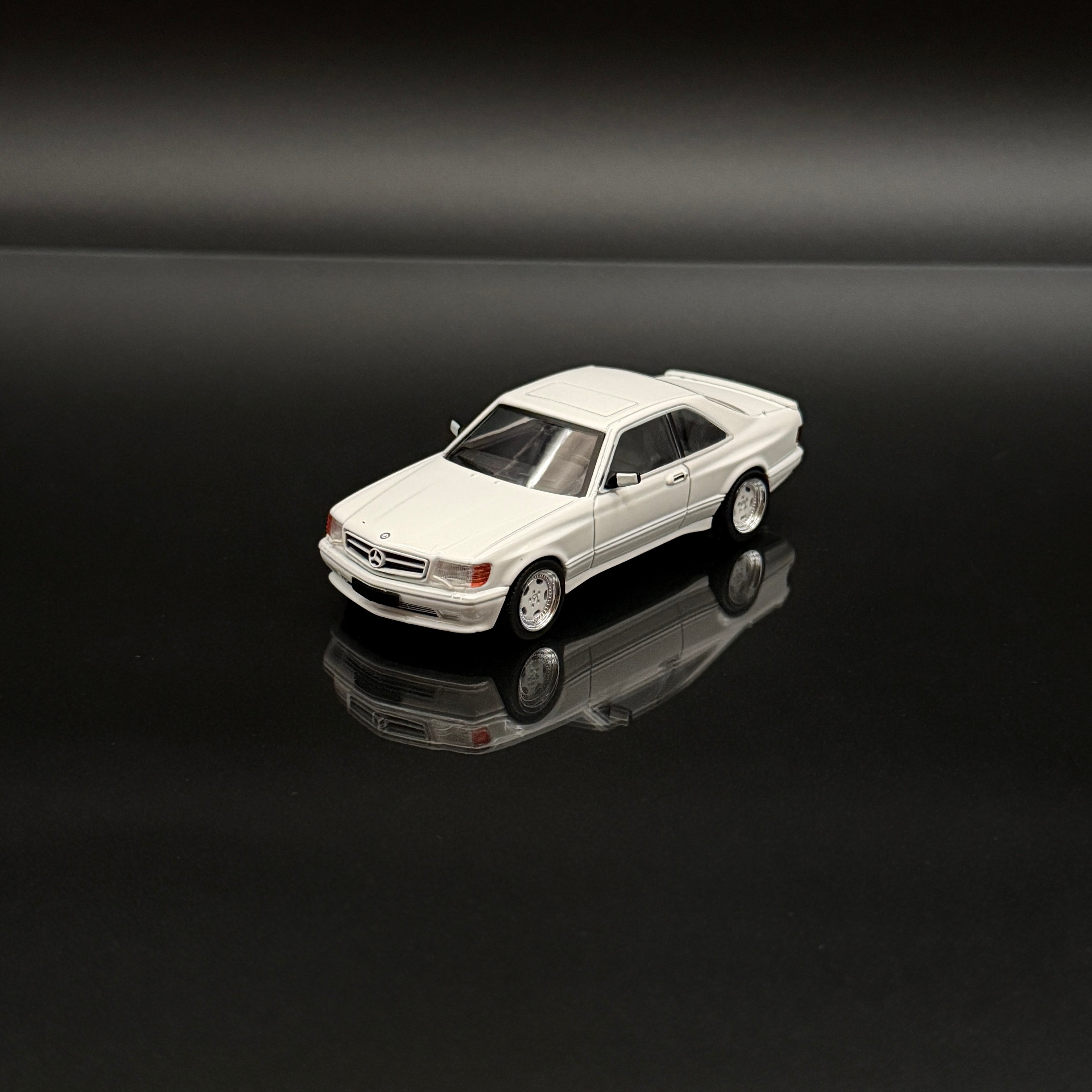 Mercedes-Benz 560 SEC AMG (C126) Widebody 1990 – Weiß 1:43 Maßstab von Solido