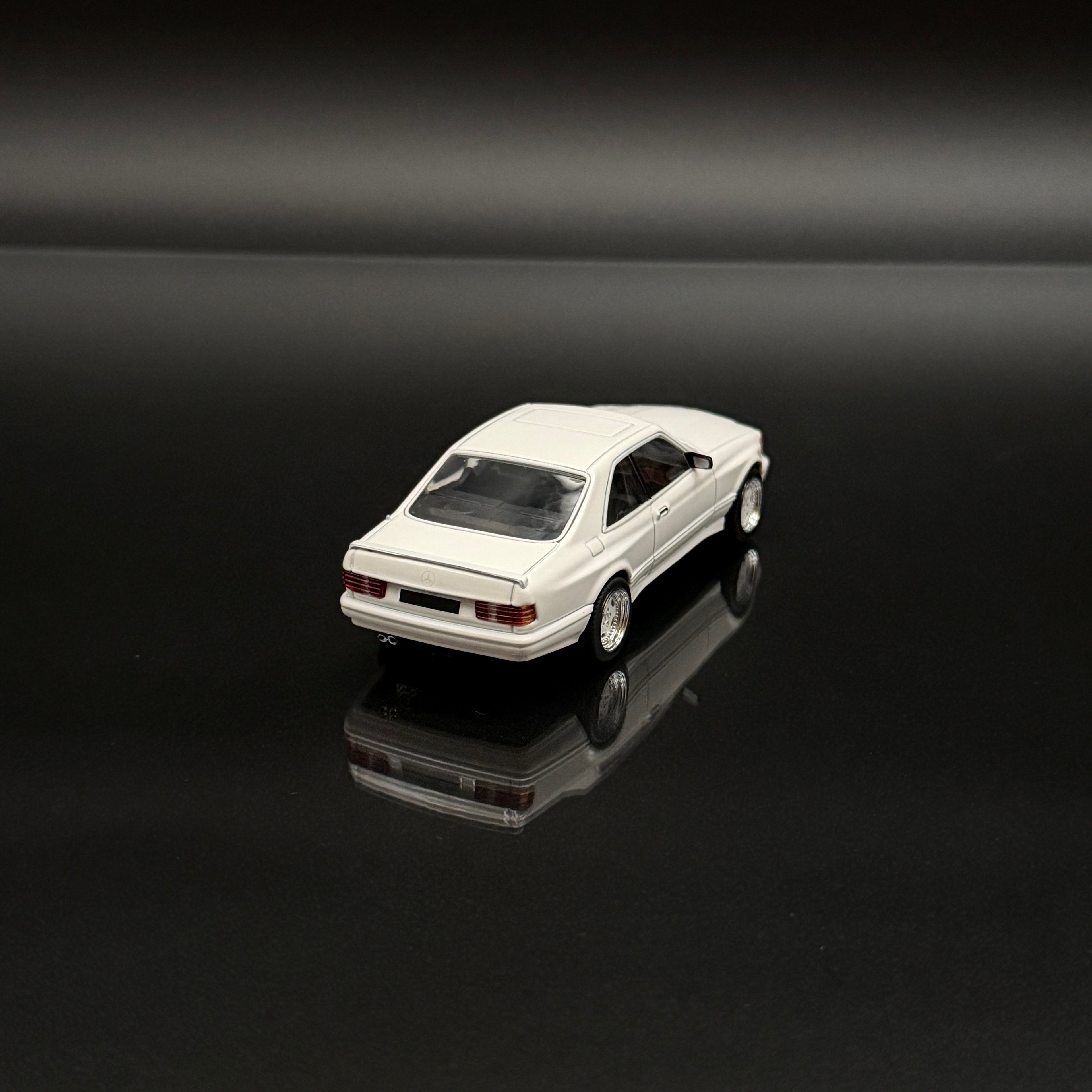 Mercedes-Benz 560 SEC AMG (C126) Widebody 1990 – Weiß 1:43 Maßstab von Solido
