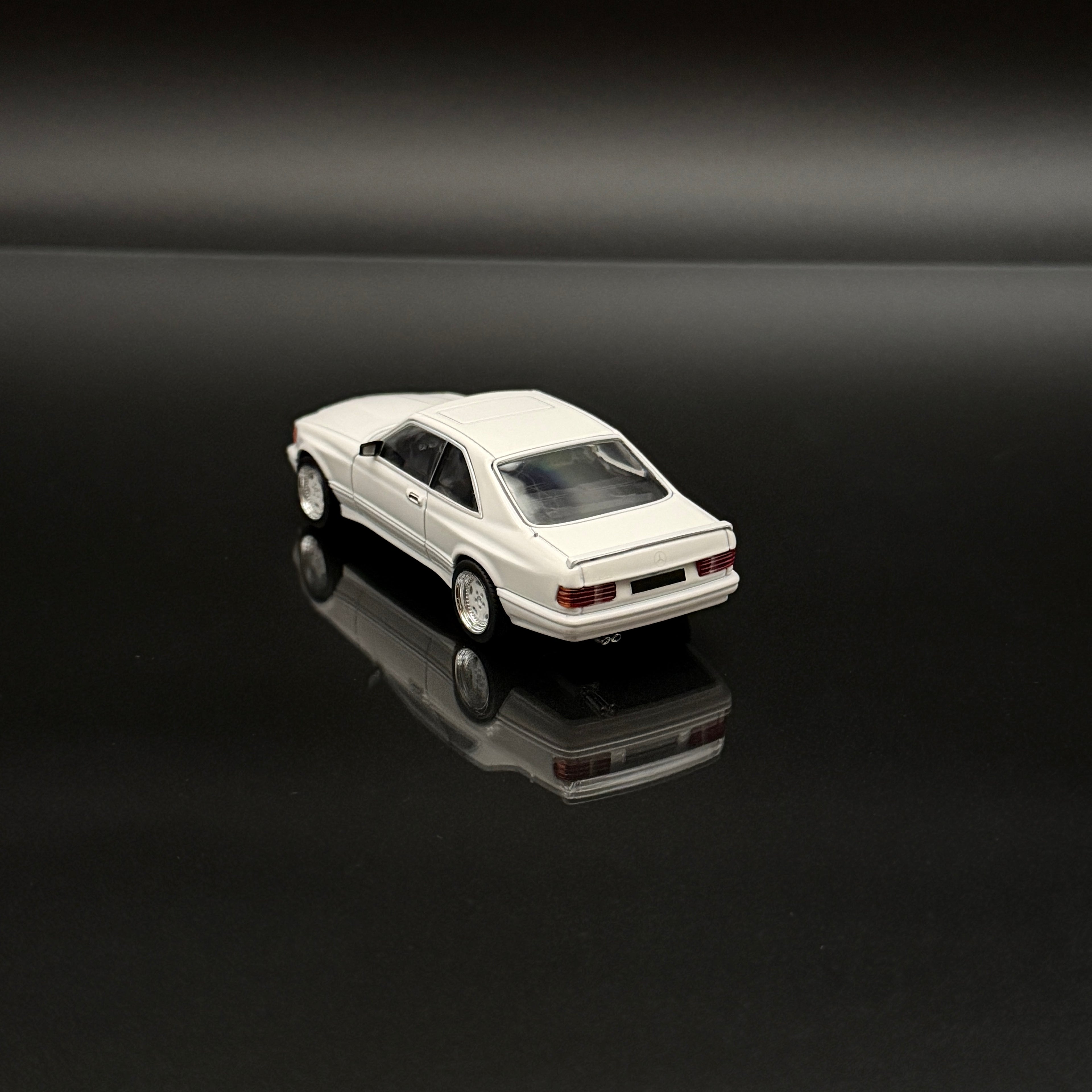 Mercedes-Benz 560 SEC AMG (C126) Widebody 1990 – Weiß 1:43 Maßstab von Solido