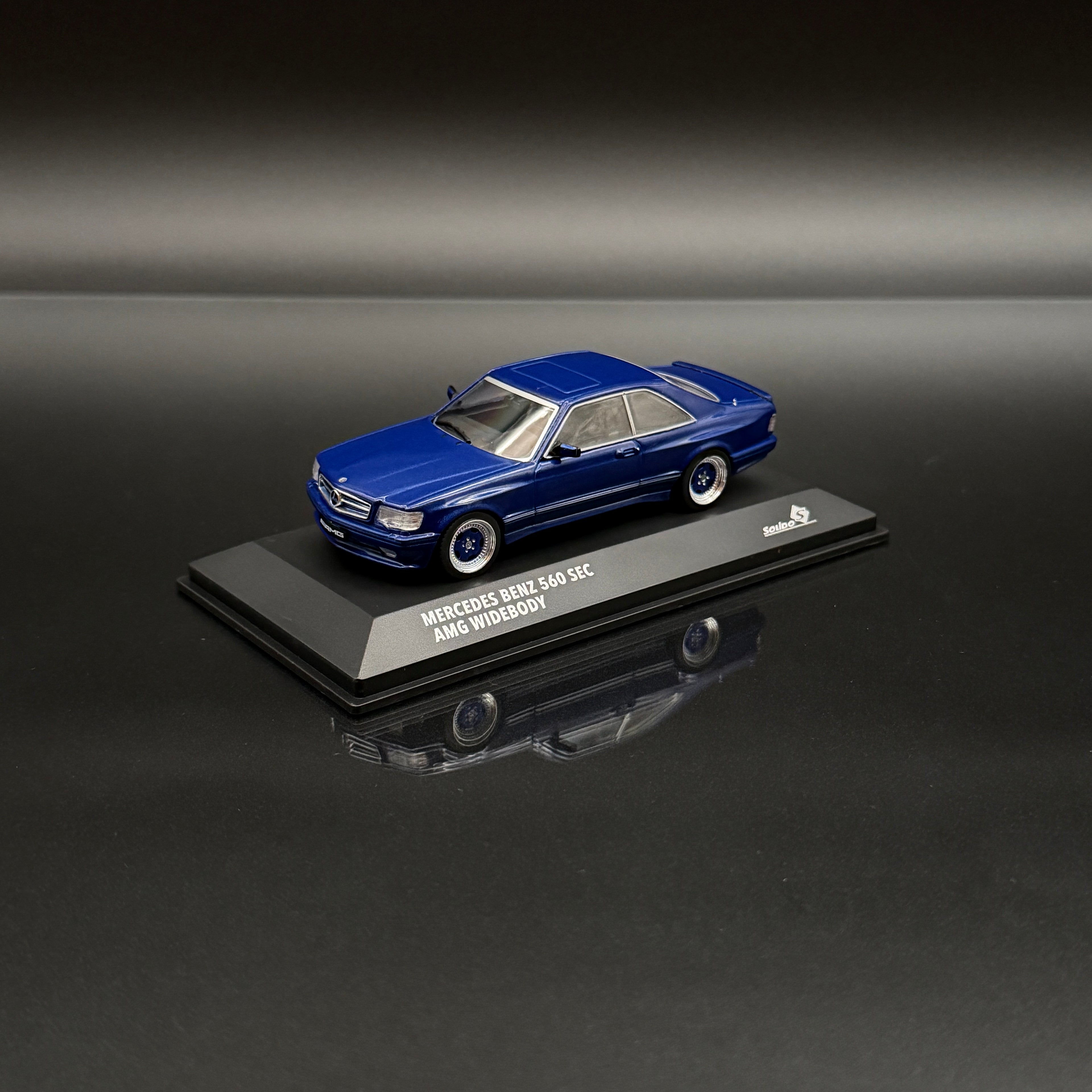 Mercedes-Benz 560 SEC AMG (C126) Widebody 1990 – Linaritblau Metallic 1:43 Maßstab von Solido