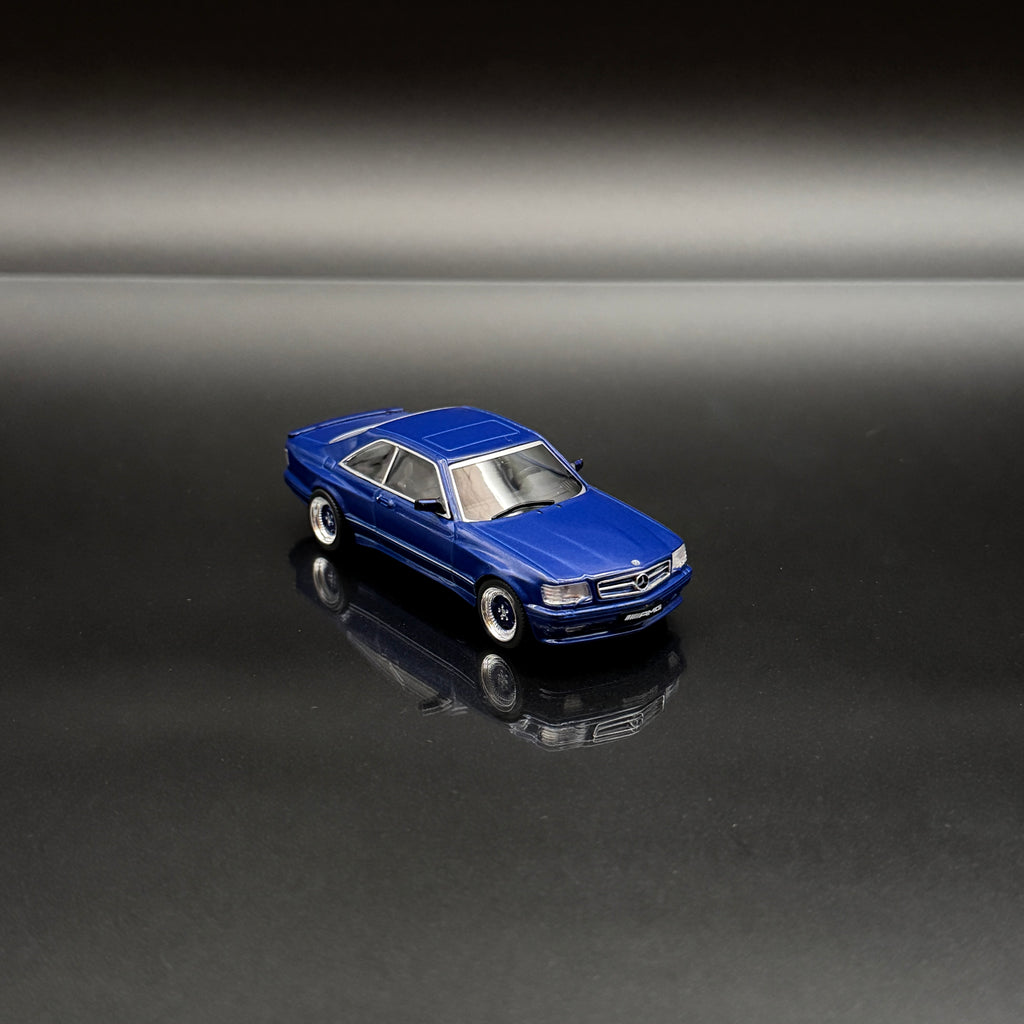 Mercedes-Benz 560 SEC AMG (C126) Widebody 1990 – Linaritblau Metallic 1:43 Maßstab von Solido