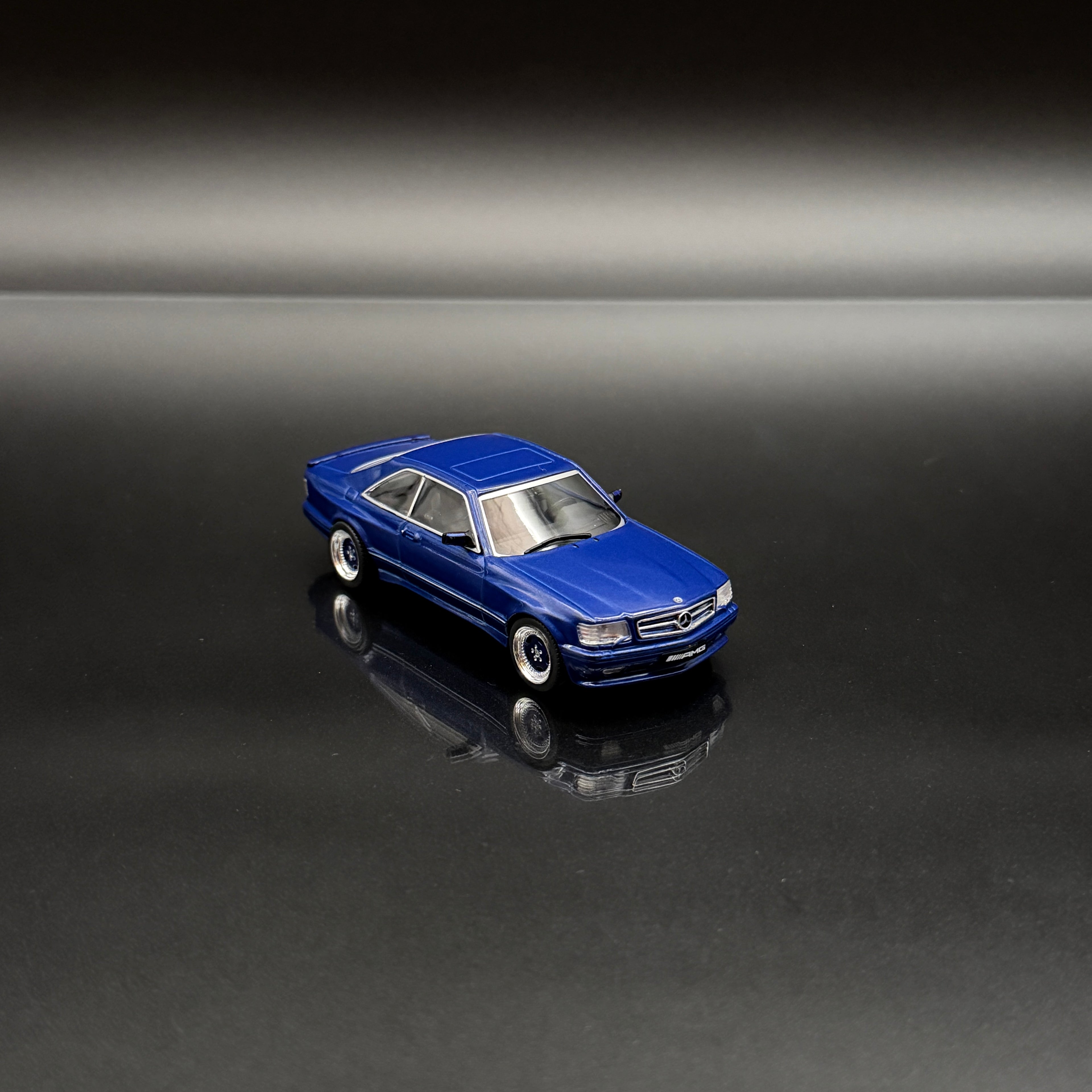 Mercedes-Benz 560 SEC AMG (C126) Widebody 1990 – Linaritblau Metallic 1:43 Maßstab von Solido