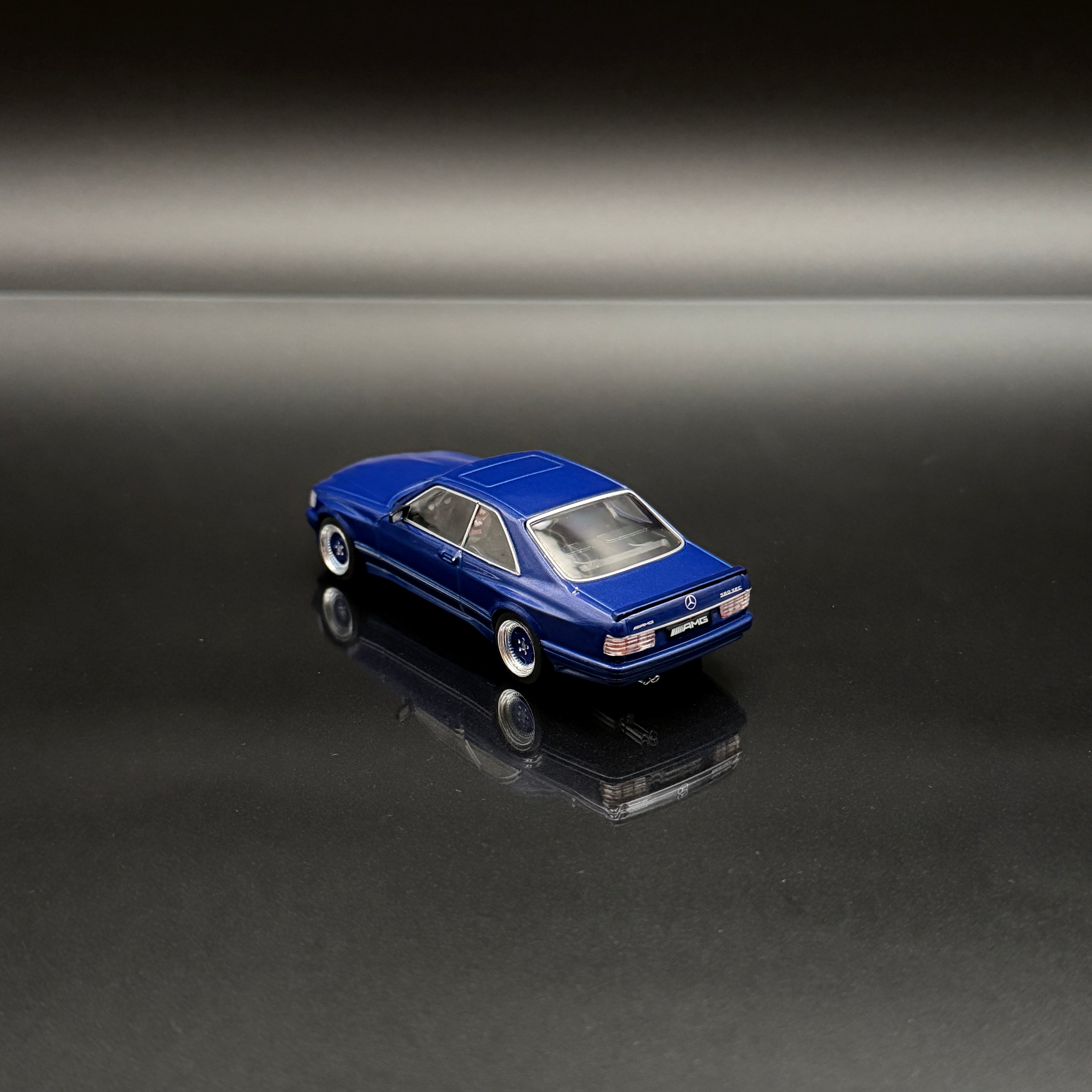 Mercedes-Benz 560 SEC AMG (C126) Widebody 1990 – Linaritblau Metallic 1:43 Maßstab von Solido