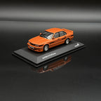 BMW Alpina B10 Bi-Turbo (E34) 1994 – Orange im Maßstab 1:43 von Solido