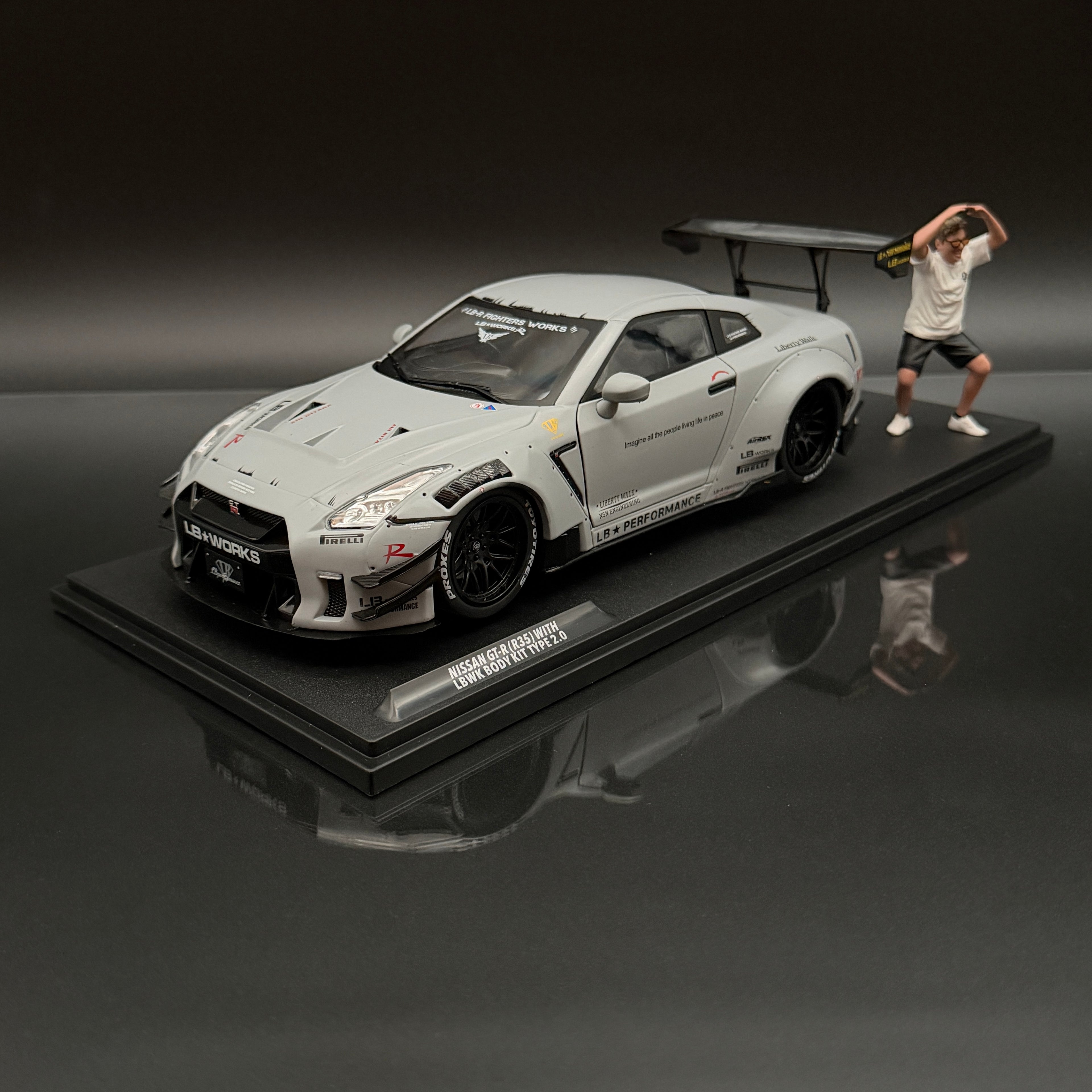 Nissan GT-R (R35) mit Liberty Walk Body Kit 2.0 2024 – Grau im Maßstab 1:18