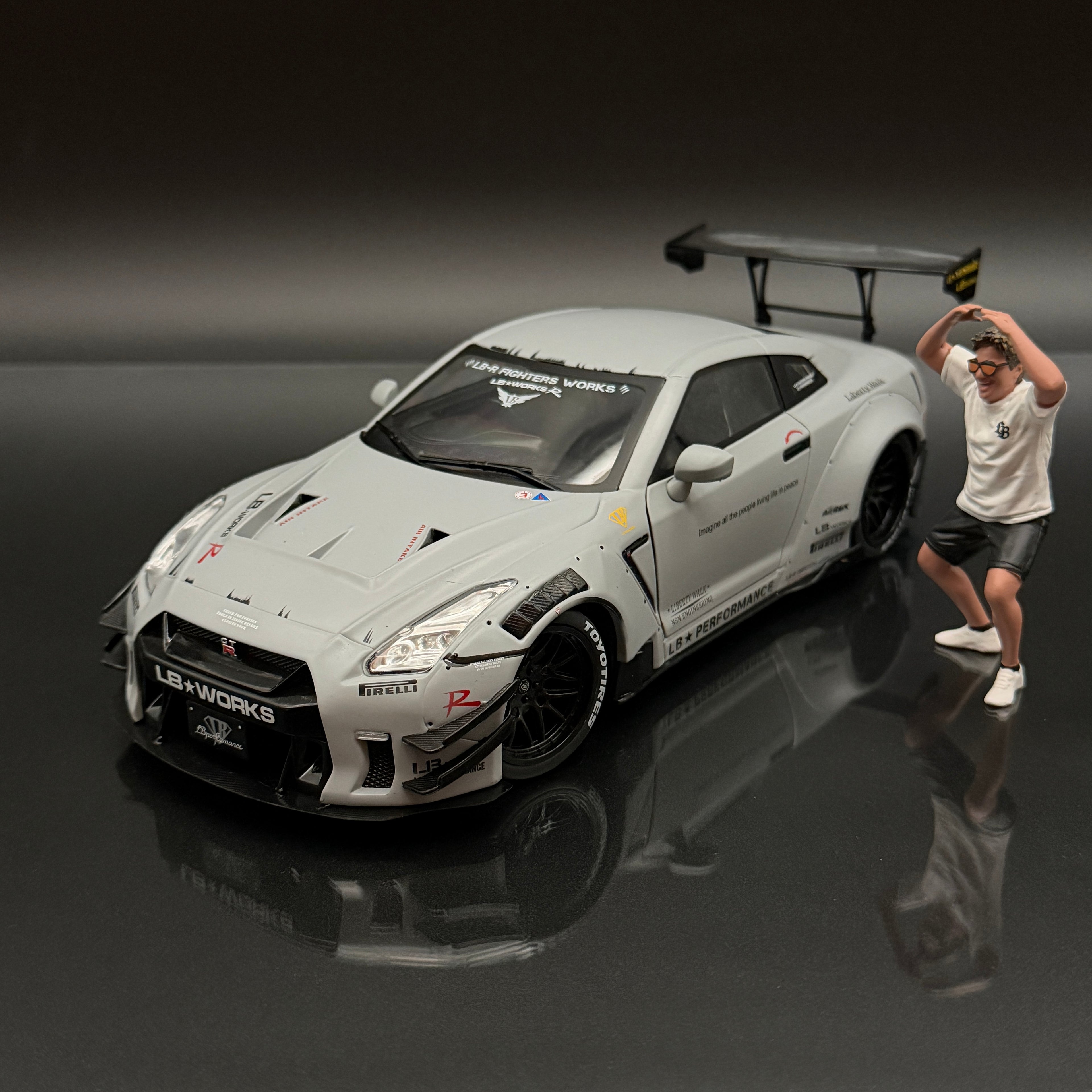 Nissan GT-R (R35) mit Liberty Walk Body Kit 2.0 2024 – Grau im Maßstab 1:18