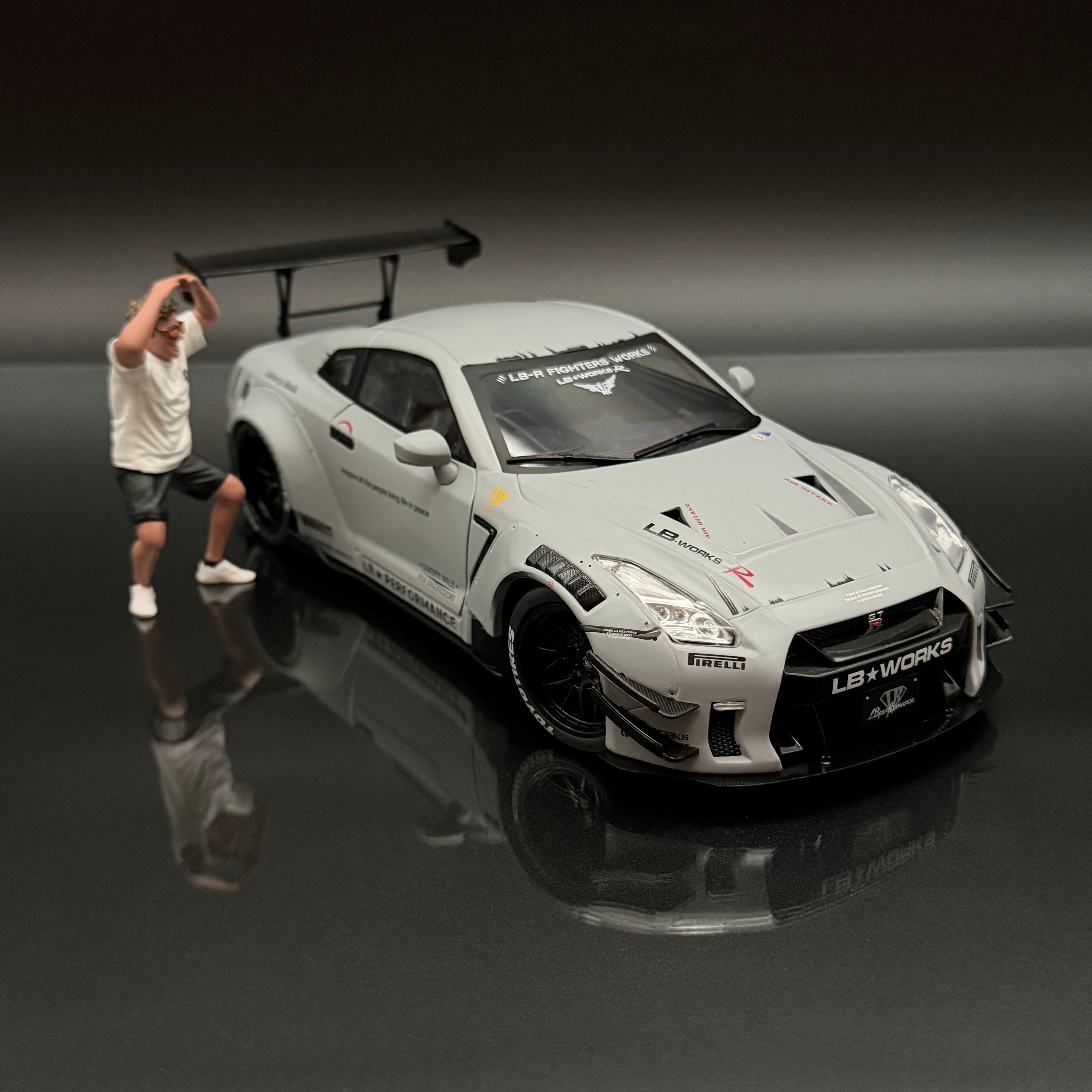 Nissan GT-R (R35) mit Liberty Walk Body Kit 2.0 2024 – Grau im Maßstab 1:18